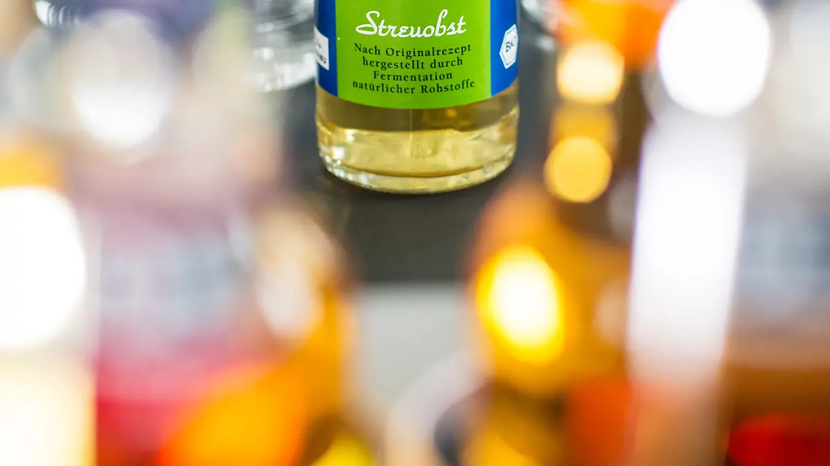 Eine Flasche der neuen Bionade-Geschmacksrichtung "Streuobst", aufgenommen am 14.05.2013 im Firmensitz des Biolimonaden-Herstellers in Ostheim vor der Rhön (Bayern). Bionade will künftig stärker wachsen und sich zudem wieder mehr auf sein Ur-Geschäft konzentrieren - das Bierbrauen. Foto: David Ebener/dpa (zu dpa-lby "Bionade will wachsen und in der Region wieder mit Bier punkten" vom 20.05.2013)