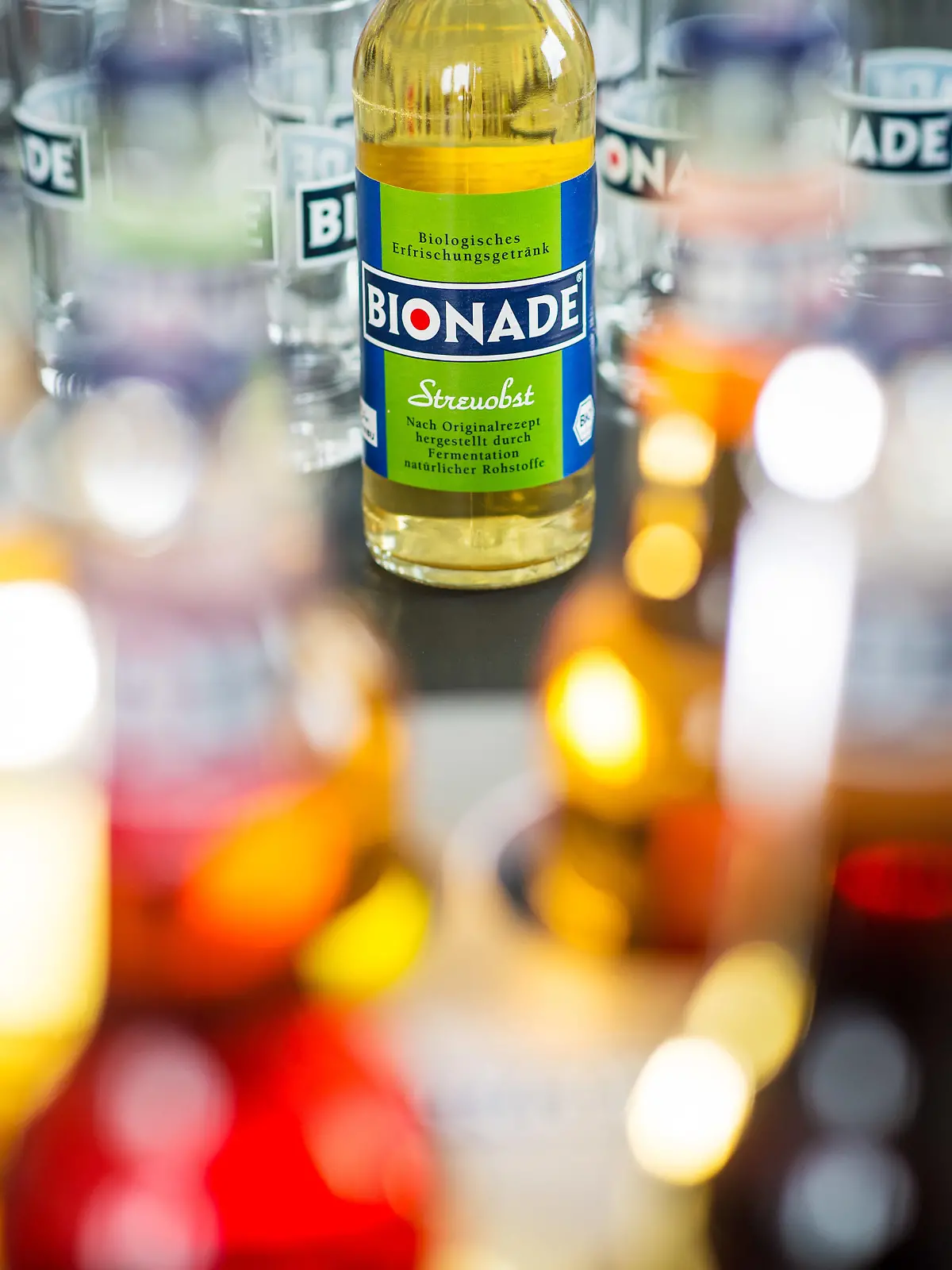 Eine Flasche der neuen Bionade-Geschmacksrichtung "Streuobst", aufgenommen am 14.05.2013 im Firmensitz des Biolimonaden-Herstellers in Ostheim vor der Rhön (Bayern). Bionade will künftig stärker wachsen und sich zudem wieder mehr auf sein Ur-Geschäft konzentrieren - das Bierbrauen. Foto: David Ebener/dpa (zu dpa-lby "Bionade will wachsen und in der Region wieder mit Bier punkten" vom 20.05.2013)