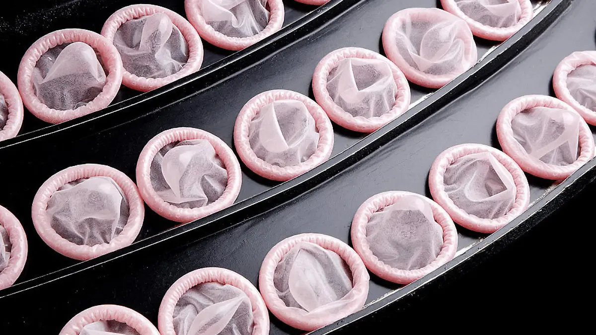 HANDOUT - 25.03.2020, Nordrhein-Westfalen, Bielefeld: Kondome werden bei «Ritex» in Bielefeld produziert. Die strengen Kontakt-Auflagen in der Öffentlichkeit wegen der Corona-Krise lassen offensichtlich den Markt für heimisches Sexspielzeug und Kondome boomen. Auch der Kondomhersteller «Ritex» aus Bielefeld verzeichnet deutlich mehr Umsatz. Die Nachfrage nach Ritex Kondomen habe sich im aktuellen Monat gegenüber dem Vorjahreszeitraum fast verdoppelt, sagte Geschäftsführer Robert Richter. Foto: ---/Ritex GmbH/dpa - ACHTUNG: Nur zur redaktionellen Verwendung im Zusammenhang mit der aktuellen Berichterstattung und nur mit vollständiger Nennung des vorstehenden Credits +++ dpa-Bildfunk +++