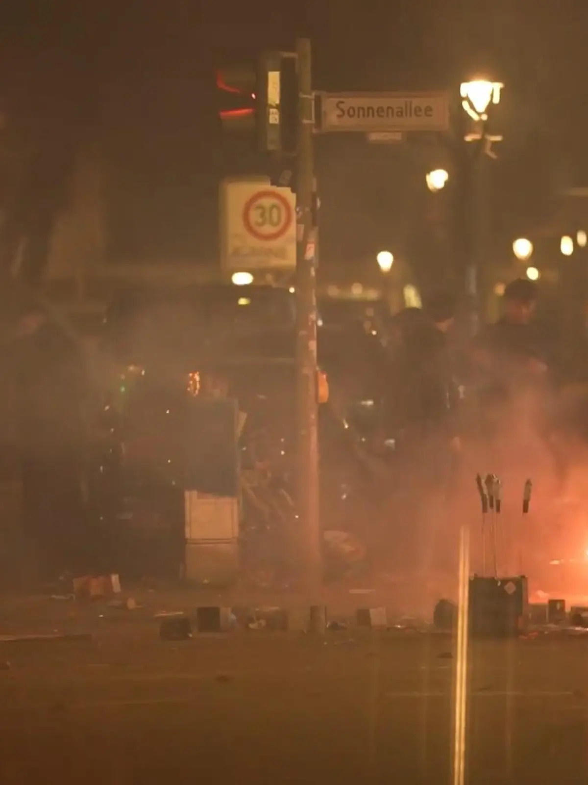 Die Berliner Feuerwehr hat zum Jahreswechsel mehr als 1700 Einsätze gefahren, fast 700 mehr als vor einem Jahr während der Corona-Beschränkungen. Das geht aus einer vorläufigen Bilanz vom Neujahrsmorgen hervor. Von Knallern und Raketen wurden demnach 22 Menschen verletzt. In 38 Fällen seien Einsatzkräfte angegriffen und 15 von ihnen verletzt worden, einer der verletzten Retter musste ins Krankenhaus: "Dieses Verhalten ist durch nichts zu rechtfertigen und ich kann es nur auf das Schärfste verurteilen", sagte Landesbranddirektor Karsten Homrighausen.