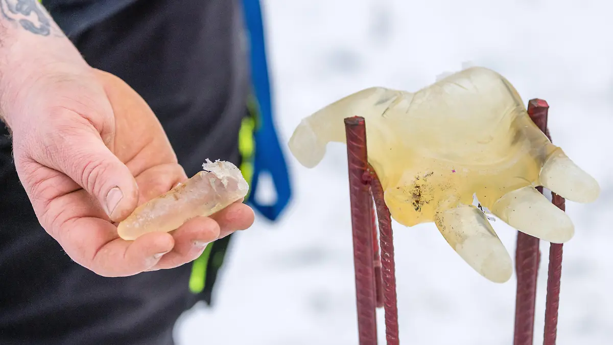 Ein Feuerwerker hält einen Finger einer aus Gelatine gefertigten Handattrappe in der Hand. Dieser ist bei der Explosion eines Böllers der Klasse F3 (Mittelfeuerwerk) von der Handattrappe abgerissen worden. Artikel der Klasse F3 dürfen in Deutschland nur an Inhaber einer Erlaubnis nach §27 oder §7, sowie Personen mit Befähigungsschein nach §20 des Gesetzes über explosionsgefährliche Stoffe (Sprengstoffgesetz - SprengG) abgegeben werden. Die Verwendung muss vorher bei der zuständigen Ordnungsbehörde schriftlich angezeigt werden. Der Schutzabstand beträgt 15 Meter