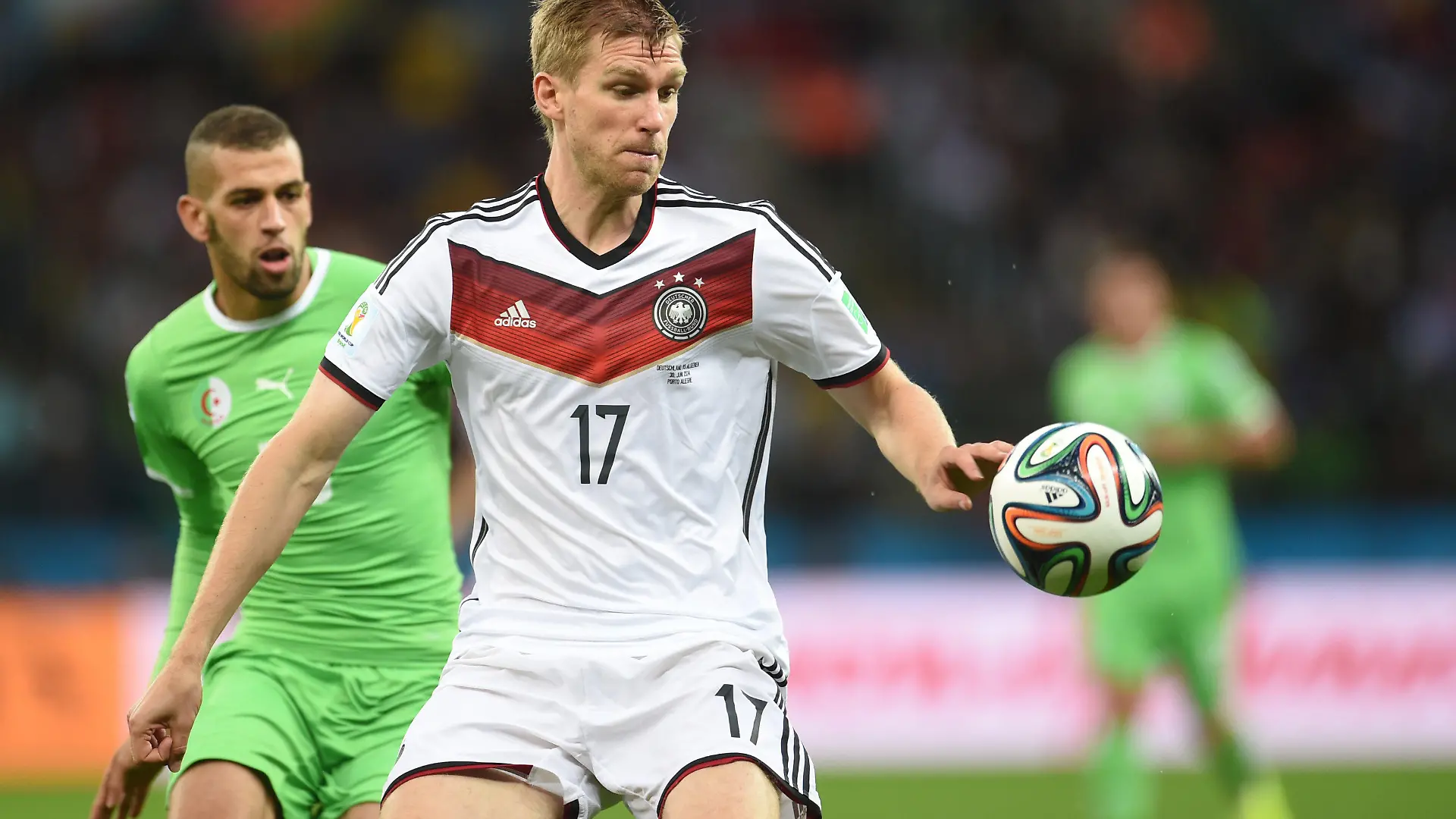 Germany's Per Mertesacker in action during the FIFA World Cup 2014 round of 16 match between Germany and Algeria at the Estadio Beira-Rio in Porto Alegre, Brazil, 30 June 2014. Photo: Andreas Gebert/dpa (RESTRICTIONS APPLY: Editorial Use Only, not used in association with any commercial entity - Images must not be used in any form of alert service or push service of any kind including via mobile alert services, downloads to mobile devices or MMS messaging - Images must appear as still images and must not emulate match action video footage - No alteration is made to, and no text or image is superimposed over, any published image which: (a) intentionally obscures or removes a sponsor identification image; or (b) adds or overlays the commercial identification of any third party which is not officially associated with the FIFA World Cup) EDITORIAL USE ONLY (zu dpa "«Verstehe die Fragerei nicht»: Mertesacker motzt im Interview" vom 01.07.2014) +++(c) dpa - Bildfunk+++