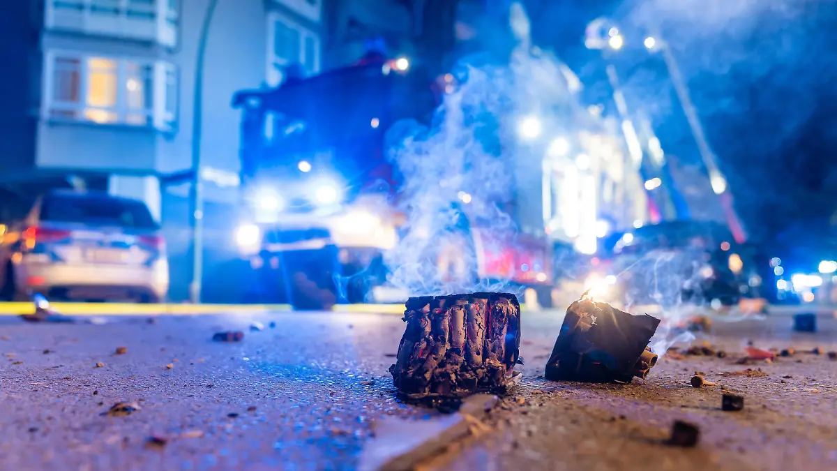  01.01.2023,Berlin,GER, - Dachstuhlbrand in der Silvesternacht in Berlin Neukölln. Die Berliner Feuerwehr war mit ca. 80 Einsatzkräften vor Ort.. *** 01 01 2023,Berlin,GER, Roof truss fire on New Years Eve in Berlin Neukölln The Berlin fire department was on the scene with about 80 emergency personnel