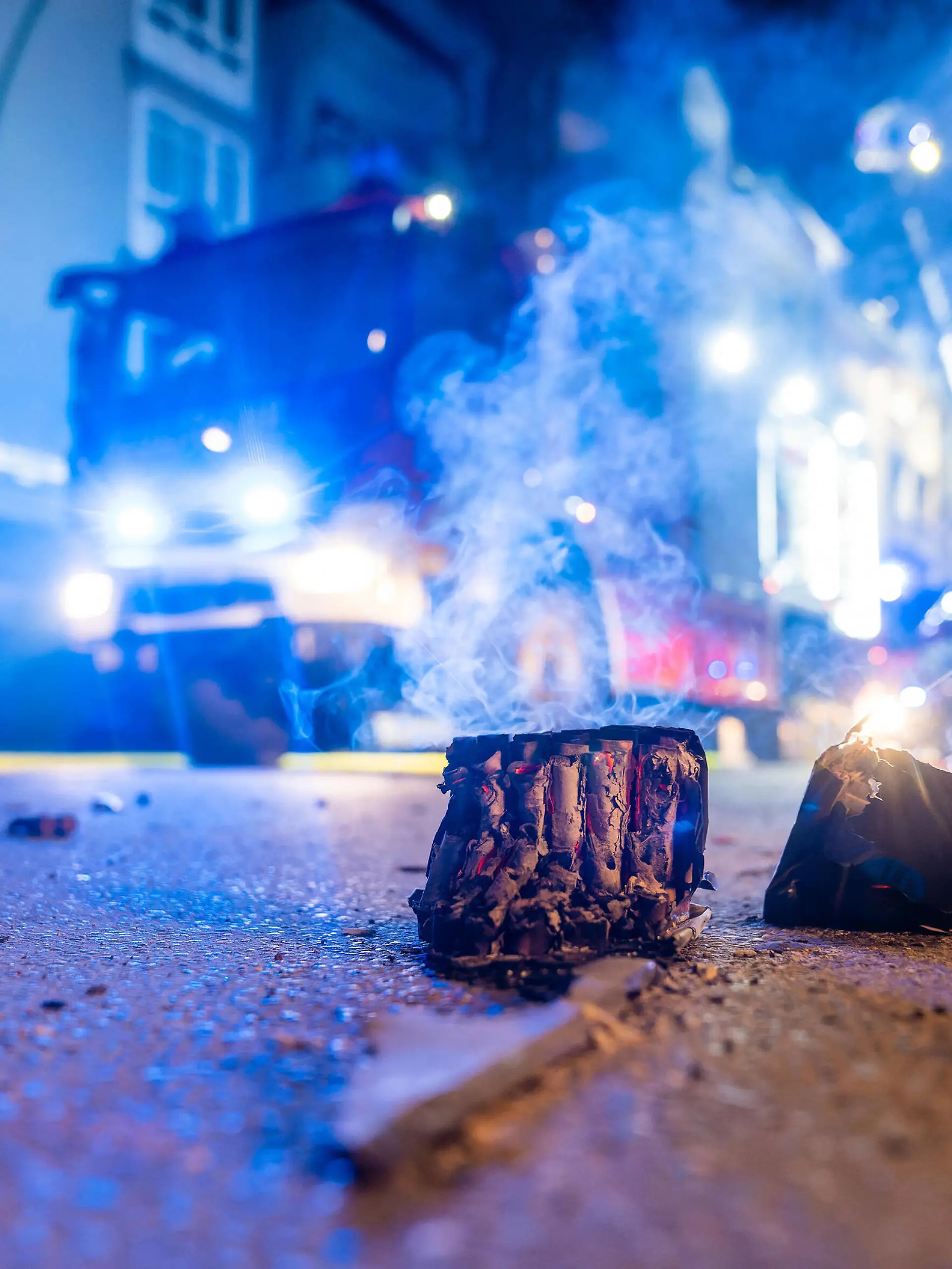  01.01.2023,Berlin,GER, - Dachstuhlbrand in der Silvesternacht in Berlin Neukölln. Die Berliner Feuerwehr war mit ca. 80 Einsatzkräften vor Ort.. *** 01 01 2023,Berlin,GER, Roof truss fire on New Years Eve in Berlin Neukölln The Berlin fire department was on the scene with about 80 emergency personnel