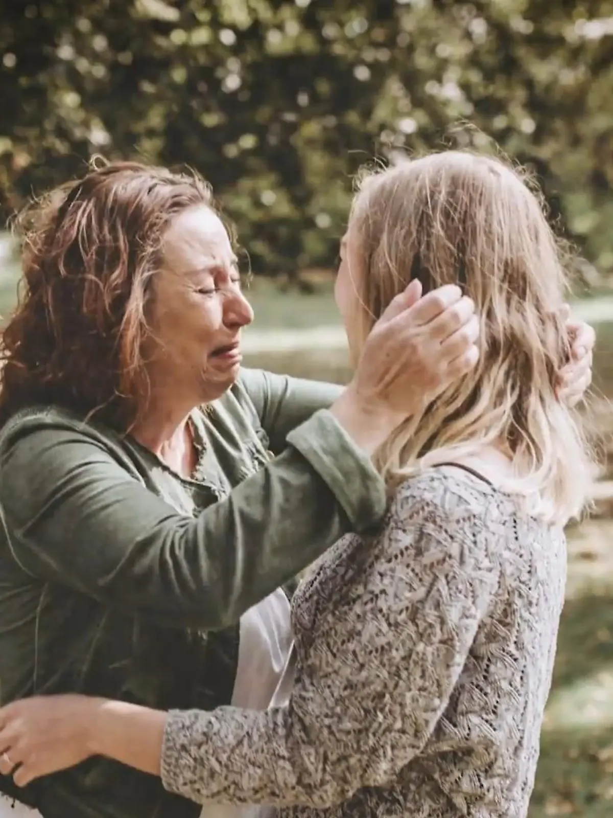 Gina (28) aus Berlin kämpft um das Leben ihrer Mama. Sie hat Blutkrebs und braucht dringend einen Stammzellspender. Damit ihre Mutter bei ihr bleibt, verteilt Gina in der Stadt Flyer und ruft alle dazu auf, sich bei der DKMS registrieren zu lassen. Denn nur mit der Hilfe ihres genetischen Zwillings, kann sie gerettet werden.