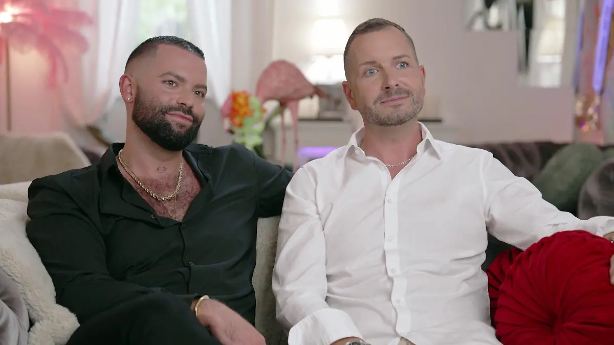 Roman und Daniel Nawrot sitzen gemeinsam auf einer Couch.