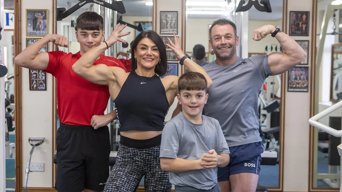 SONDERKONDITIONEN: Satzpreis!
Bodybuilding family, Kerry MacDonald, 43, Steven Johnston, 47, Oliver, 14 and Aaron, 11 training at Ted's Gym in Workington, Cumbria. See SWNS story SWLNweights; Meet the bodybuilding family - including a mum who became a world champion in just 18 months of training and her 11-year-old son who she reckons is 'the new Arnie'. Mum-of-four Kerry MacDonald, 43, only set foot in a gym for the first time in April 2021 but has since won multiple competitions. Her youngest son, Aaron, 11, has become an avid fan and although he hasn't yet started doing weight training, one business has already offered him a sponsorship, while Oliver, 14, likes working out a few times a week. Their dad, Steven Johnston, 47, urged Kerry to try bodybuilding when the couple first started going out 18 years ago, but she was too shy. Steven keeps her training regime on the rails and gives Kerry encouragement, but she was inspired by to take it up by a pal who won Miss Cumbria and also has a coach. / action press