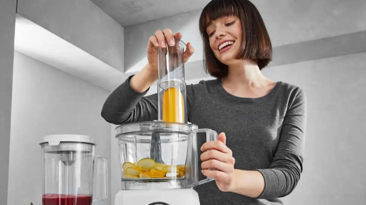 Frau benutzt das "´Multitalent 3" von Bosch.