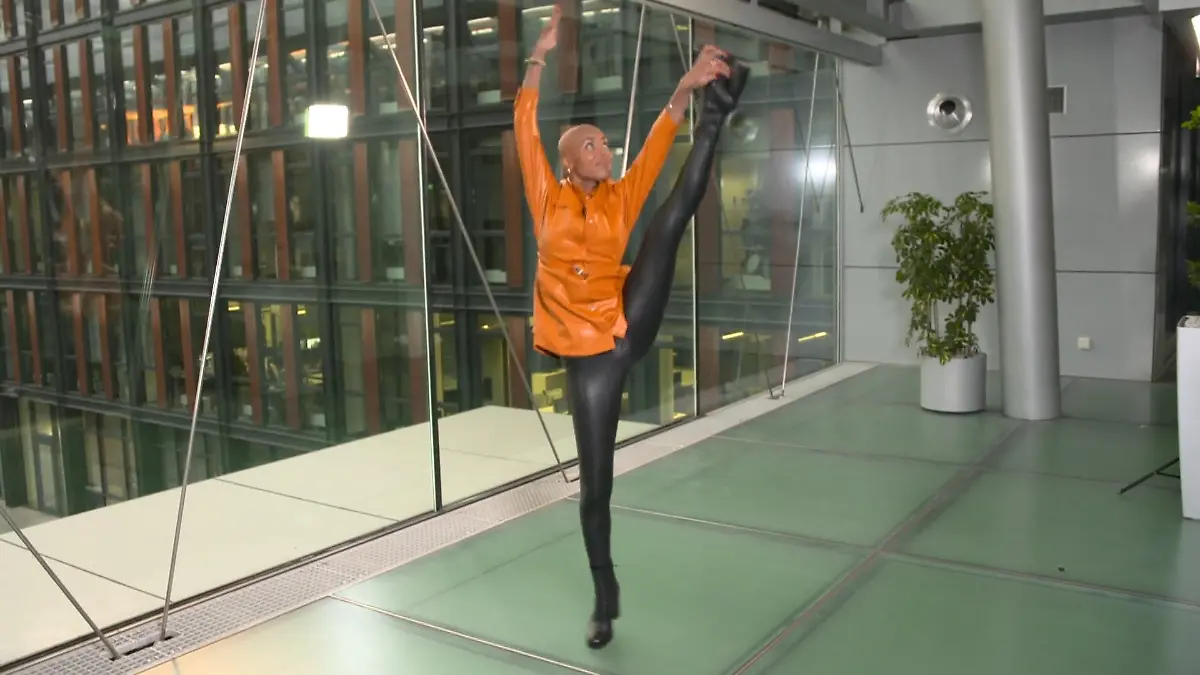 Hier zeigt Sharon Battiste, wie gelenkig sie ist Mehr als bereit für "Let's Dance" 2023