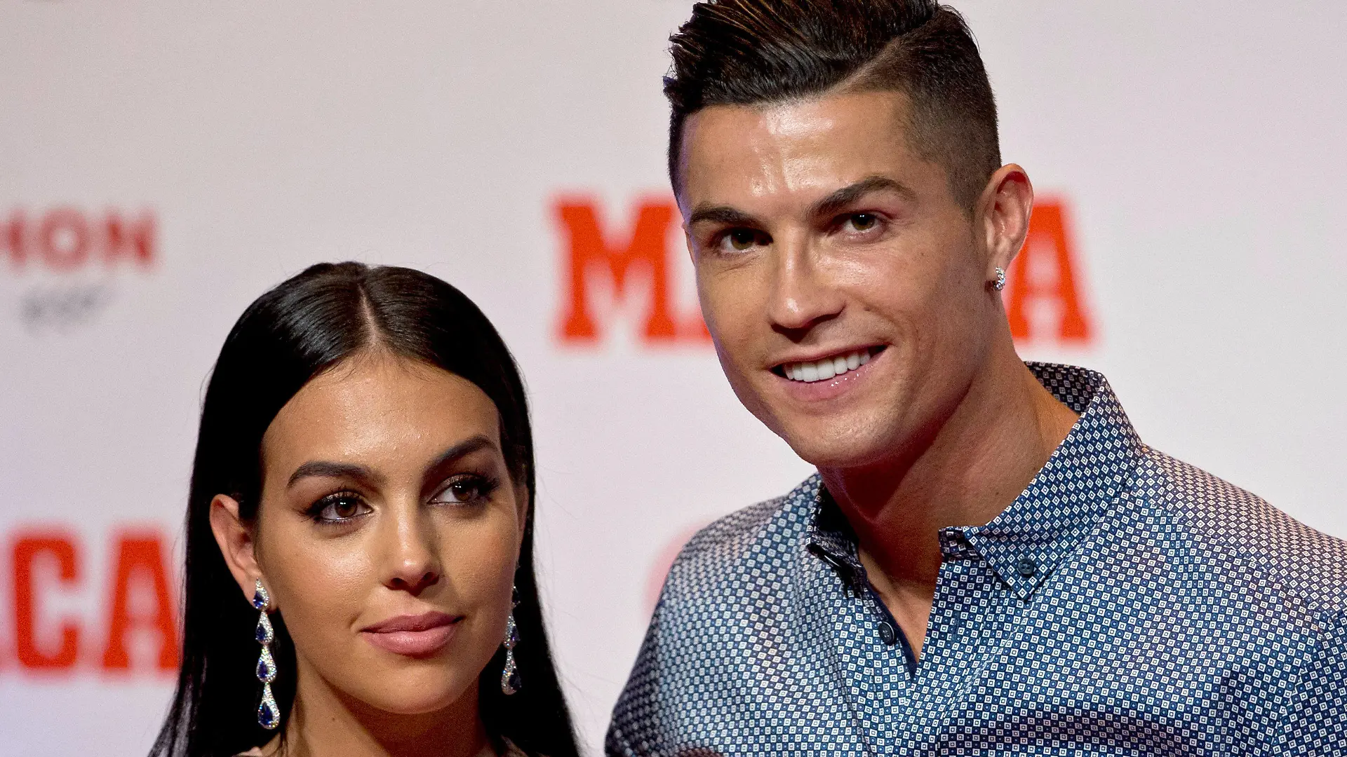 ARCHIV - 29.07.2019, Spanien, Madrid: Cristiano Ronaldo, portugiesischer Fußballstar, steht mit seiner Lebensgefährtin Georgina Rodriguez, nachdem er von der spanischen Sportzeitung «Marca» mit dem Preis für seine Lebensleistung ausgezeichnet wurde. Ronaldo hat sich bei den Fans des Erzrivalen FC Liverpool für die bewegende Aktion während des Spiels am vergangenen Dienstag bedankt. (zu dpa «Cristiano Ronaldo bedankt sich für Anteilnahme der Liverpool-Fans») Foto: Paul White/AP/dpa +++ dpa-Bildfunk +++