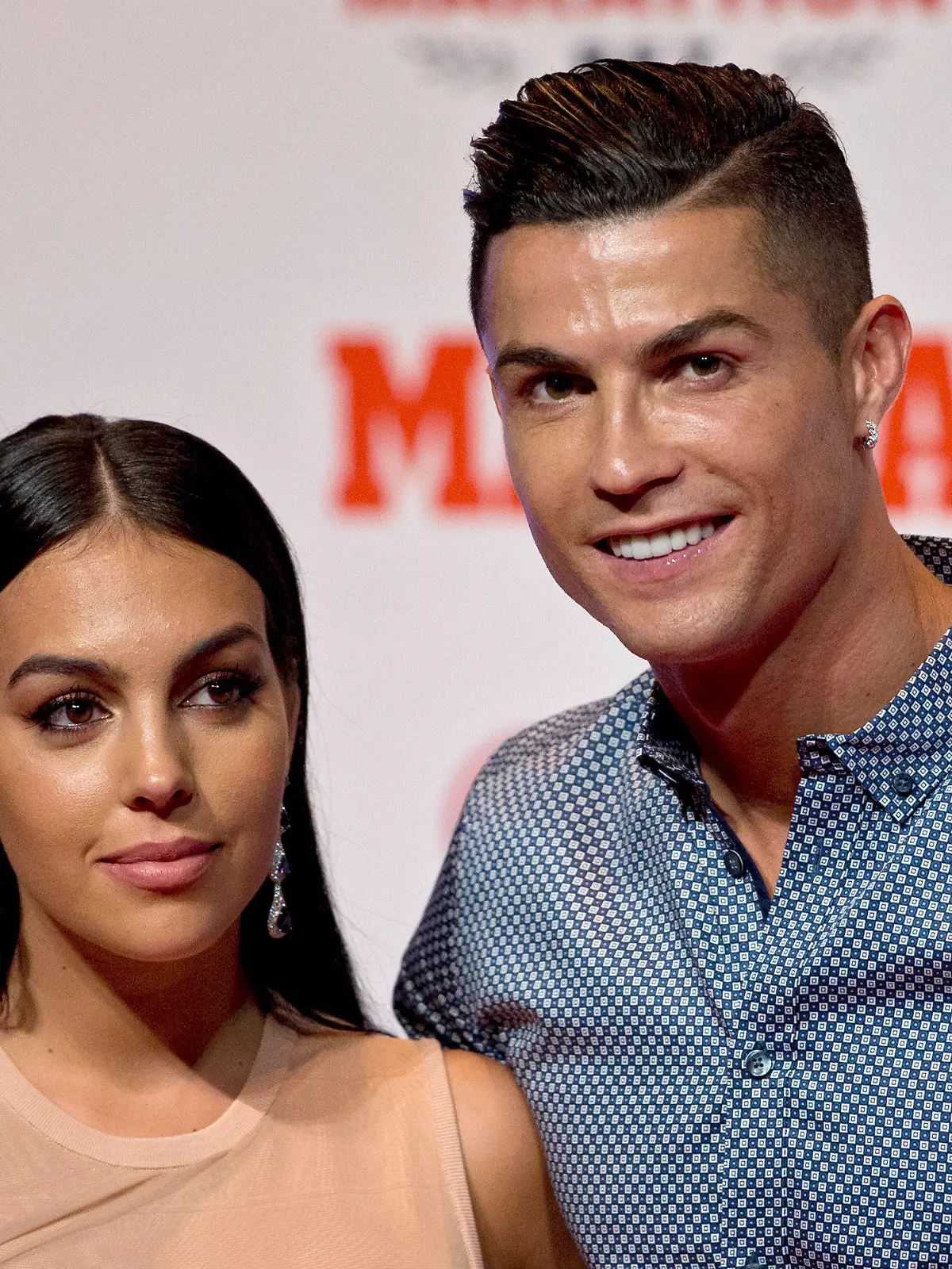 ARCHIV - 29.07.2019, Spanien, Madrid: Cristiano Ronaldo, portugiesischer Fußballstar, steht mit seiner Lebensgefährtin Georgina Rodriguez, nachdem er von der spanischen Sportzeitung «Marca» mit dem Preis für seine Lebensleistung ausgezeichnet wurde. Ronaldo hat sich bei den Fans des Erzrivalen FC Liverpool für die bewegende Aktion während des Spiels am vergangenen Dienstag bedankt. (zu dpa «Cristiano Ronaldo bedankt sich für Anteilnahme der Liverpool-Fans») Foto: Paul White/AP/dpa +++ dpa-Bildfunk +++