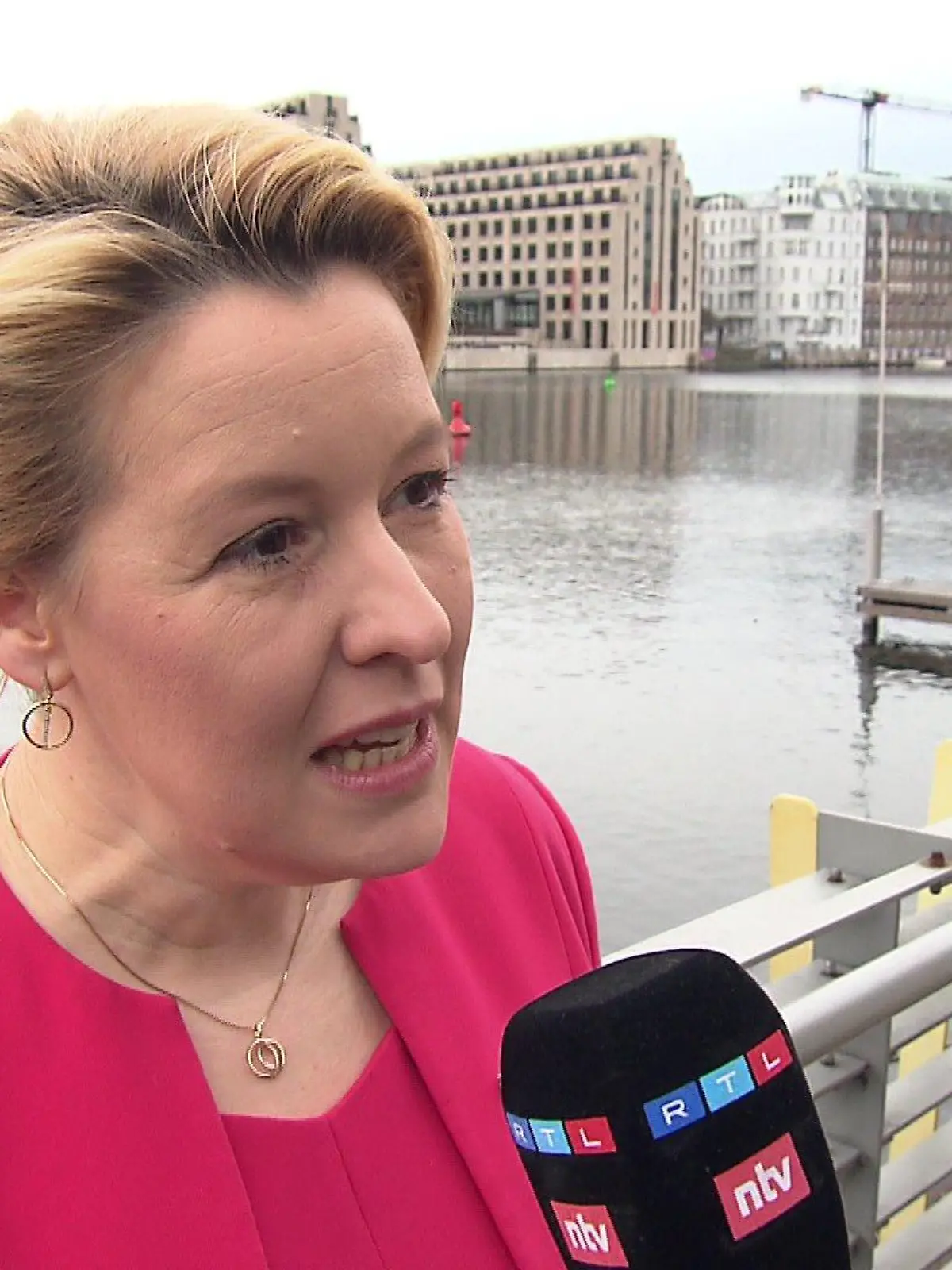 Franziska Giffey (SPD): „Wir müssen Konsequenzen ziehen und brauchen eine bundesweite Debatte um Fragen, wie mit Böllern umzugehen ist, wie auch mit Einschränkungen umzugehen ist. "