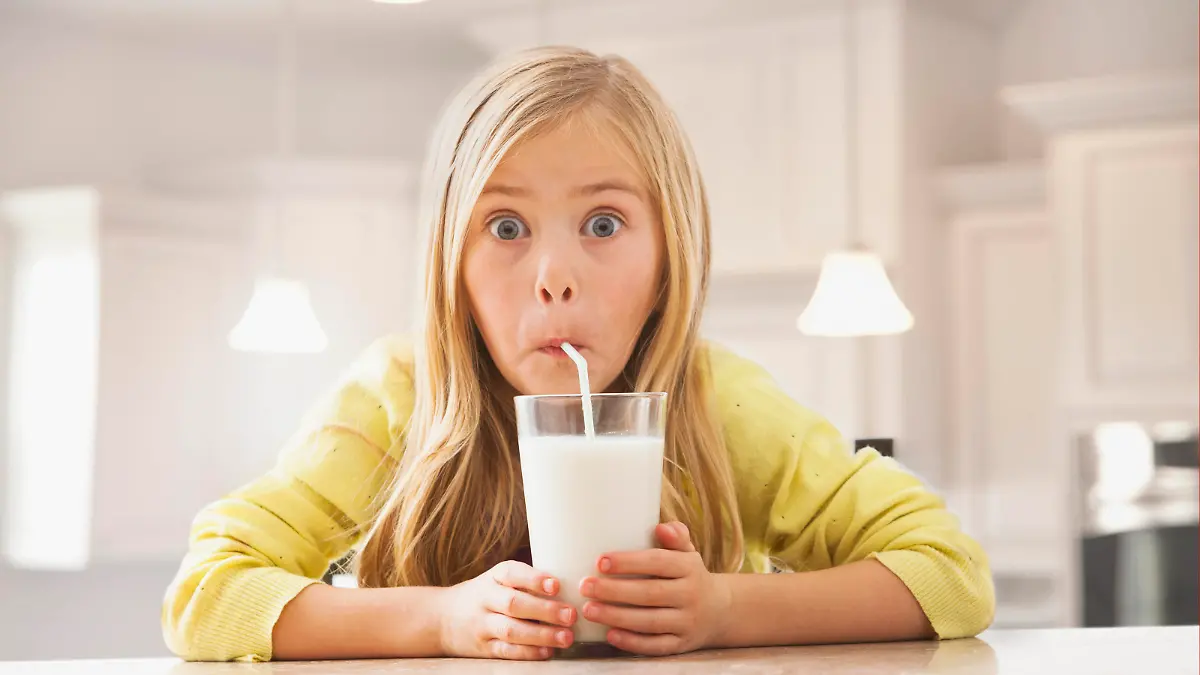 Blonde girl (6-7) Getraenk, Getraenke, trinken, trinkt, trinkende, trinkender, trinkendes milk Keine Weitergabe an Drittverwerter.