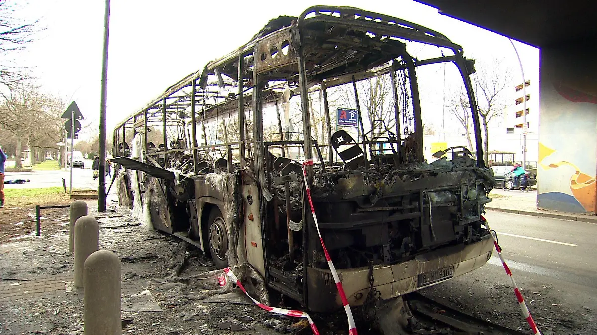 Ein Bus ist komplett ausgebracht.