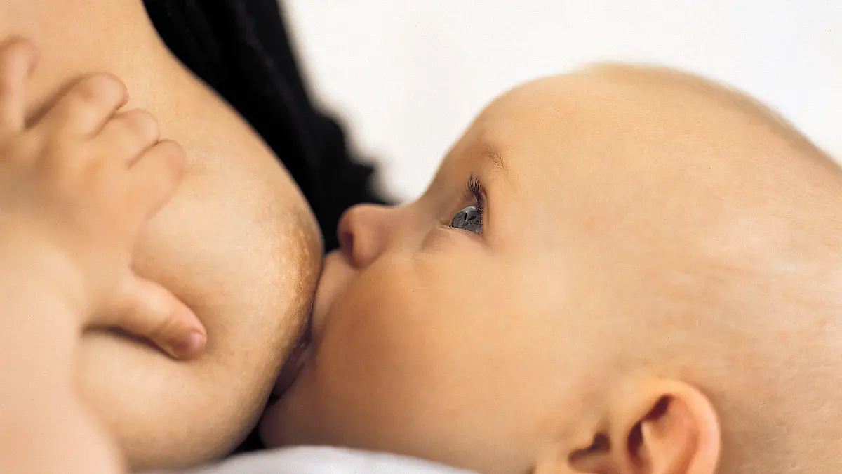 Muttermilch ist die optimale Ernährung für Babys in den ersten vier bis sechs Lebensmonaten. Sie ist von Natur aus perfekt auf die Bedürfnisse des Säuglings abgestimmt. Das gilt gerade auch für allergiegefährdete Kinder. Die Verwendung dieses Bildes ist für redaktionelle Zwecke honorarfrei. Abdruck bitte unter Quellenangabe: "obs/Techniker Krankenkasse". +++ +++