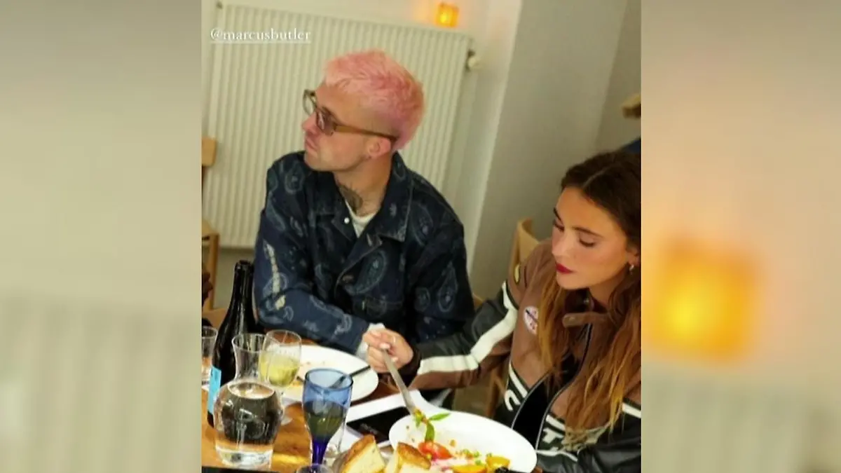 Marcus Butler und Stefanie Giesinger sitzen zusammen am Tisch.