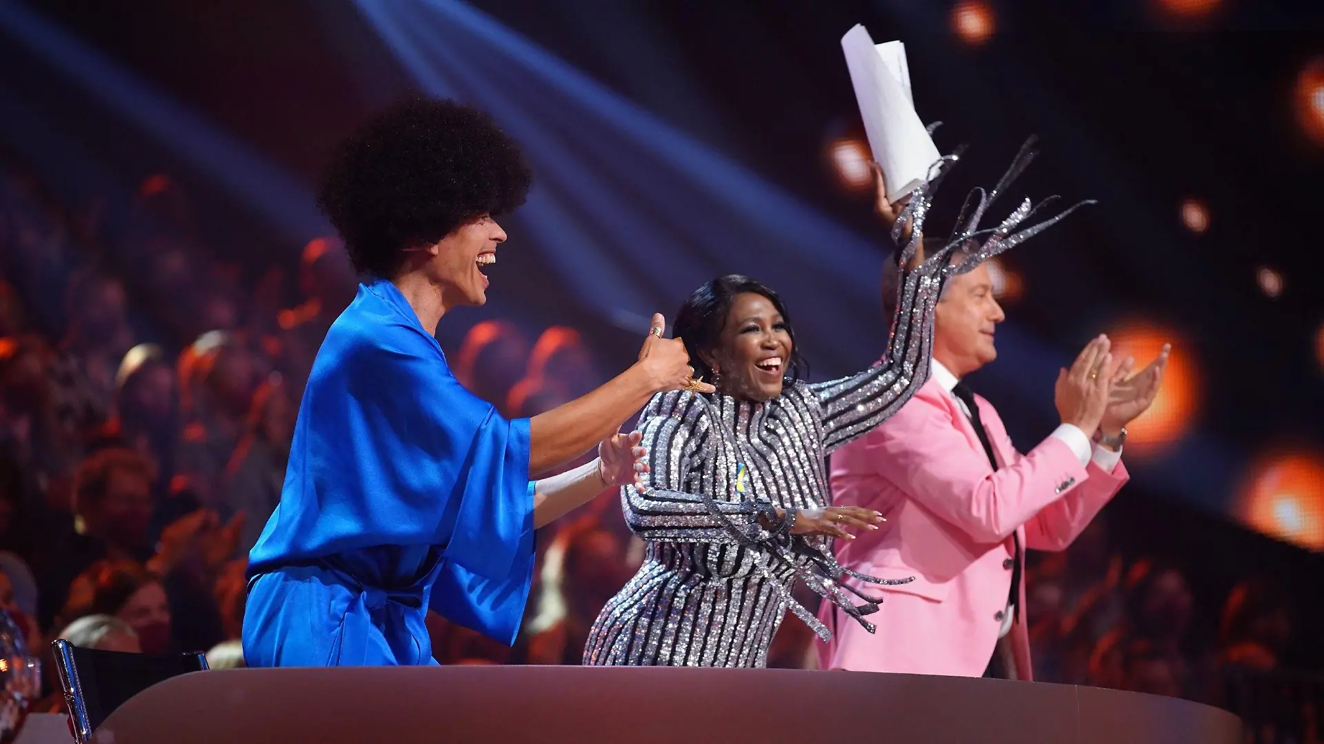 Die Jury: Jorge González (l.), Motsi Mabuse und Joachim Llambi.
Die Verwendung des sendungsbezogenen Materials ist nur mit dem Hinweis und Verlinkung auf RTL+ gestattet.