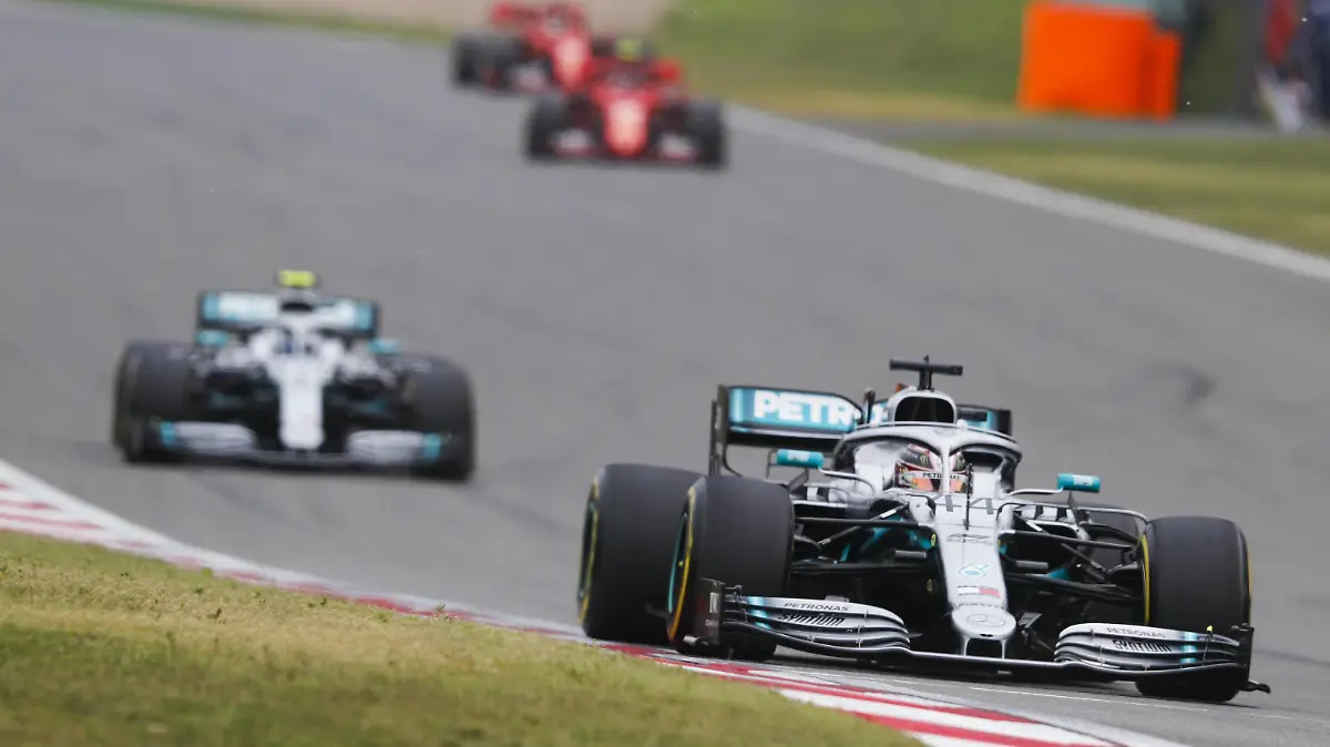 2019 Chinese GP SHANGHAI INTERNATIONAL CIRCUIT, CHINA - APRIL 14: Lewis Hamilton, Mercedes AMG F1 W10 leads Valtteri Bottas, Mercedes AMG W10 during the Chinese GP at Shanghai International Circuit on April 14, 2019 in Shanghai International Circuit, China. (Photo by Steven Tee / LAT Images) Images) PUBLICATIONxINxGERxSUIxAUTxHUNxONLY _1ST7621