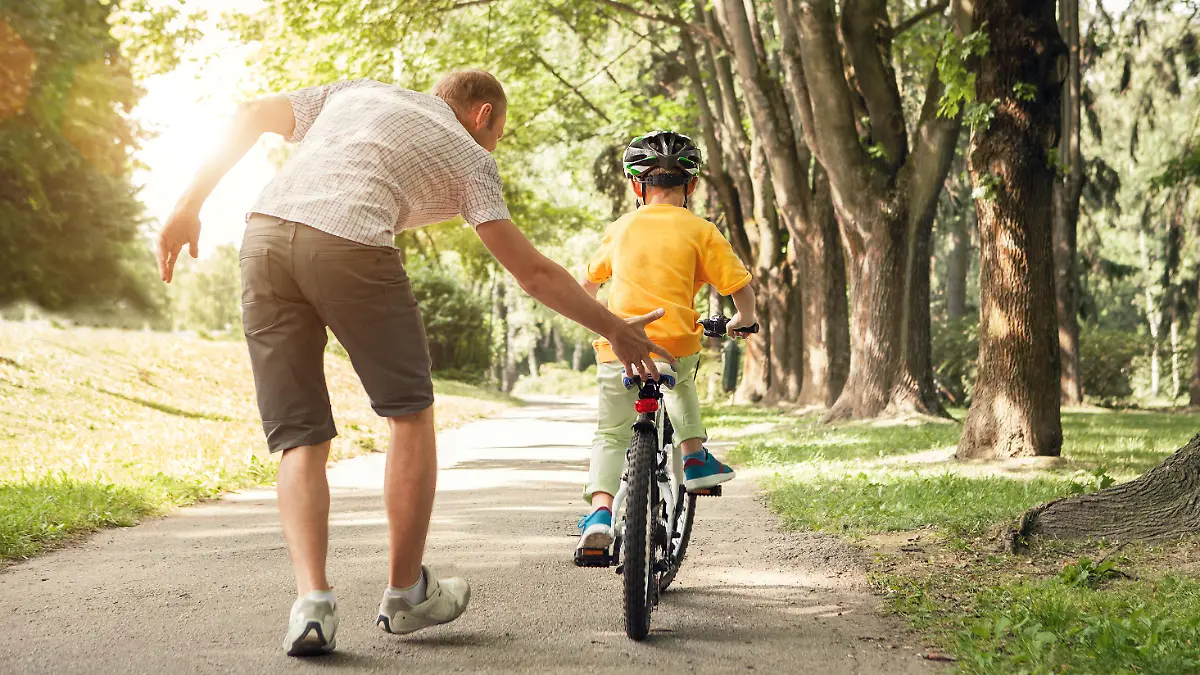 Vater bringt seinem Sohn das Radfahren bei