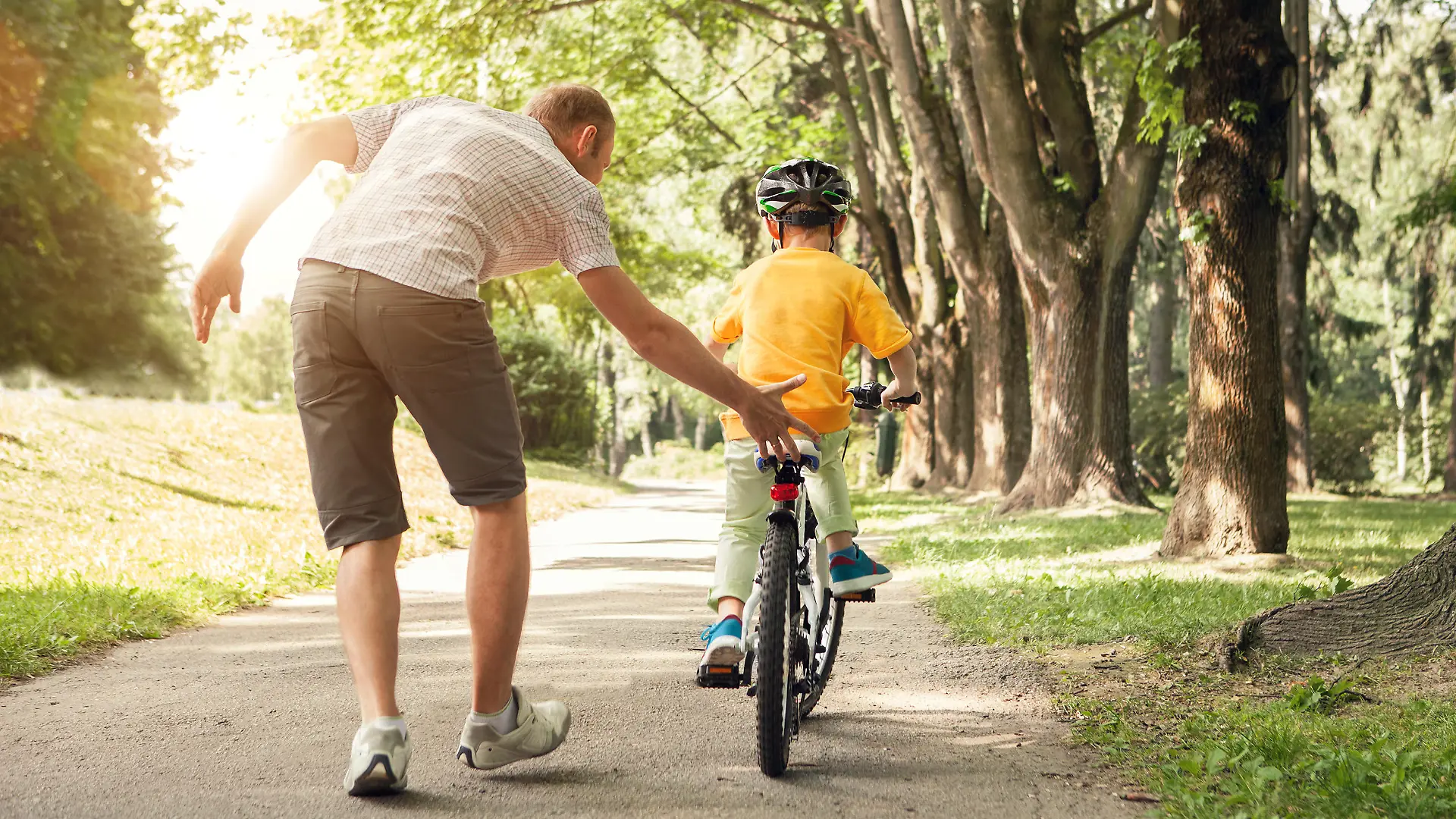 Vater bringt seinem Sohn das Radfahren bei