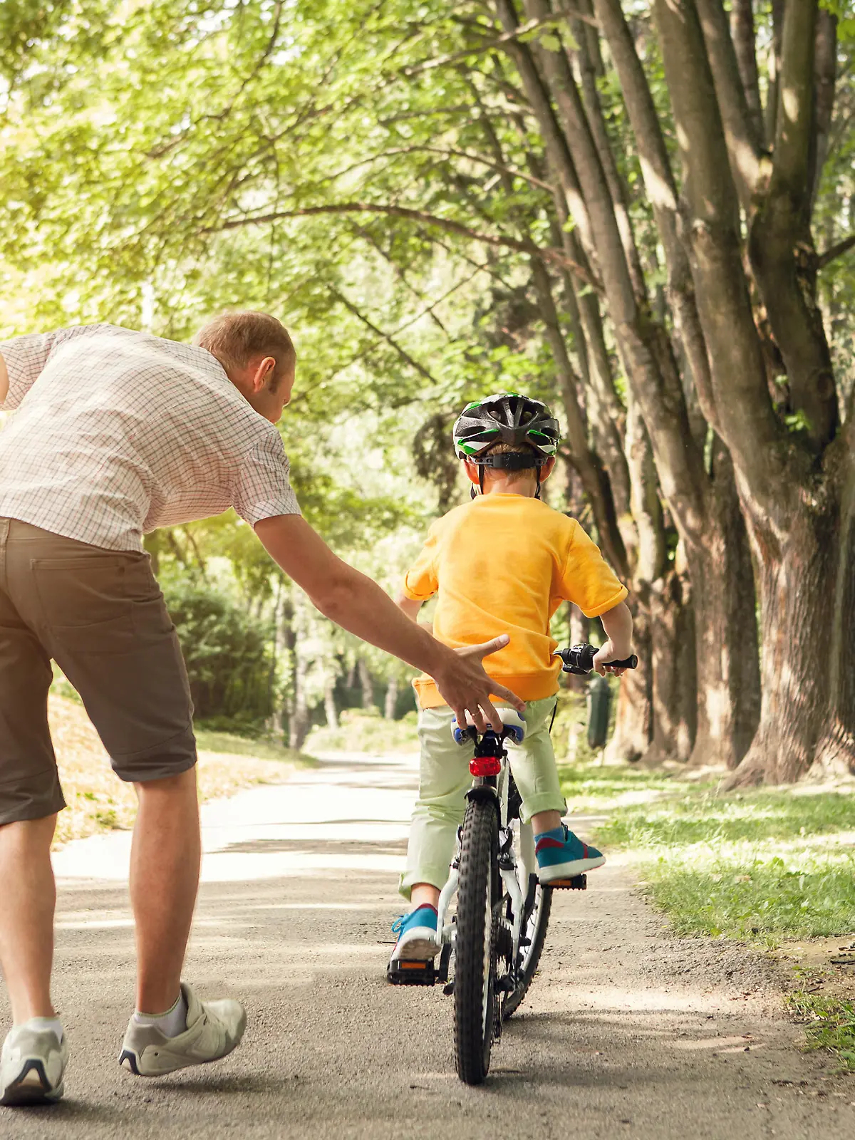 Vater bringt seinem Sohn das Radfahren bei