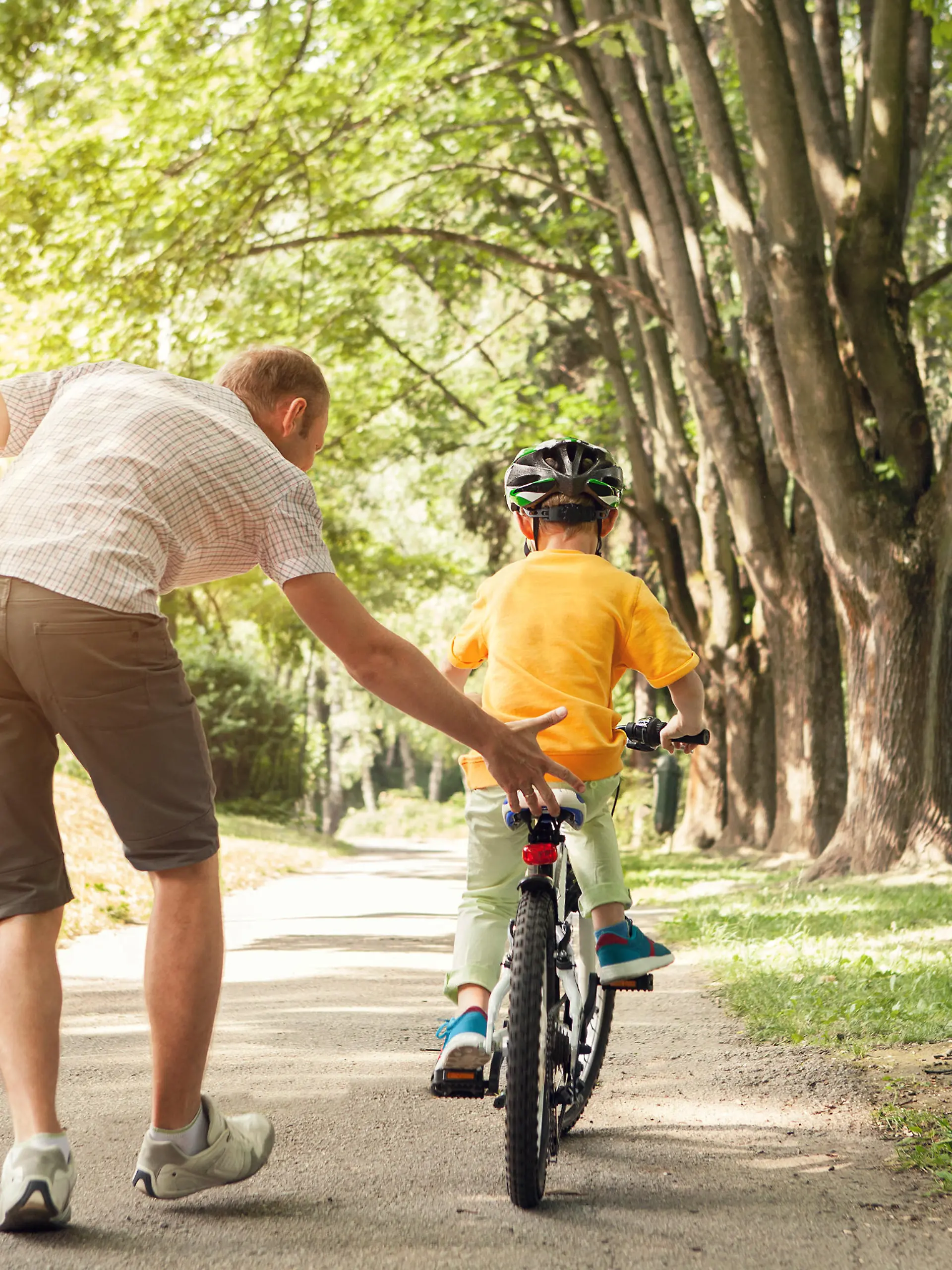 Vater bringt seinem Sohn das Radfahren bei