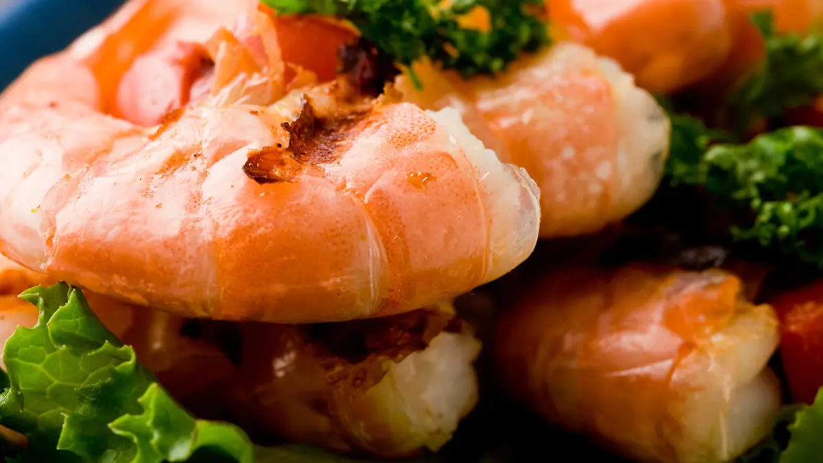 photo of delicious grilled prawns over lettuce bed with peperoni, Foto von koestlichen gegrillten Garnelen ueber das Kopfsalat-Bett mit peperoni Keine Weitergabe an Drittverwerter.