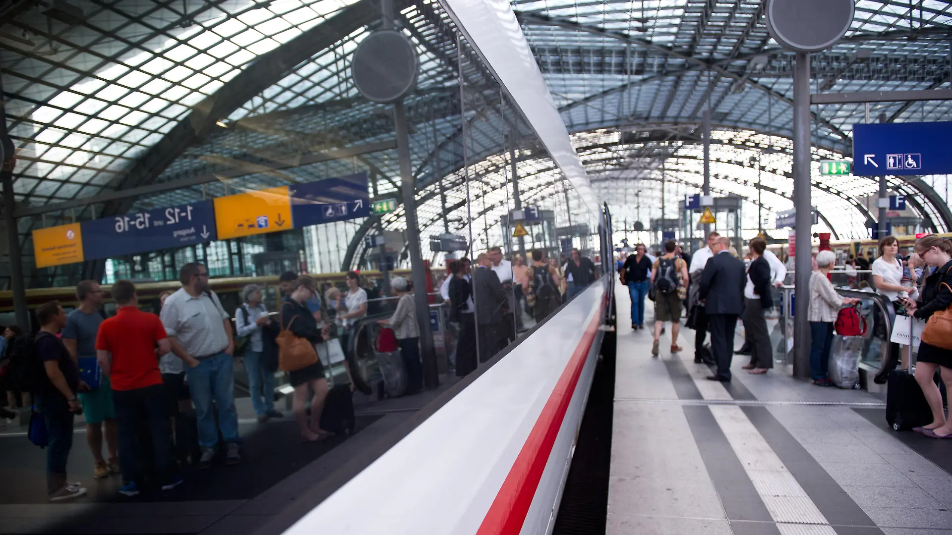 Passagiere warten am 11.06.2014 an einem Gleis am Berliner Hauptbahnhof auf einen Zug. Nach Hitzegewittern in Deutschland sind noch mehrere Bahnstrecken unterbrochen. Foto: Daniel Naupold/dpa
