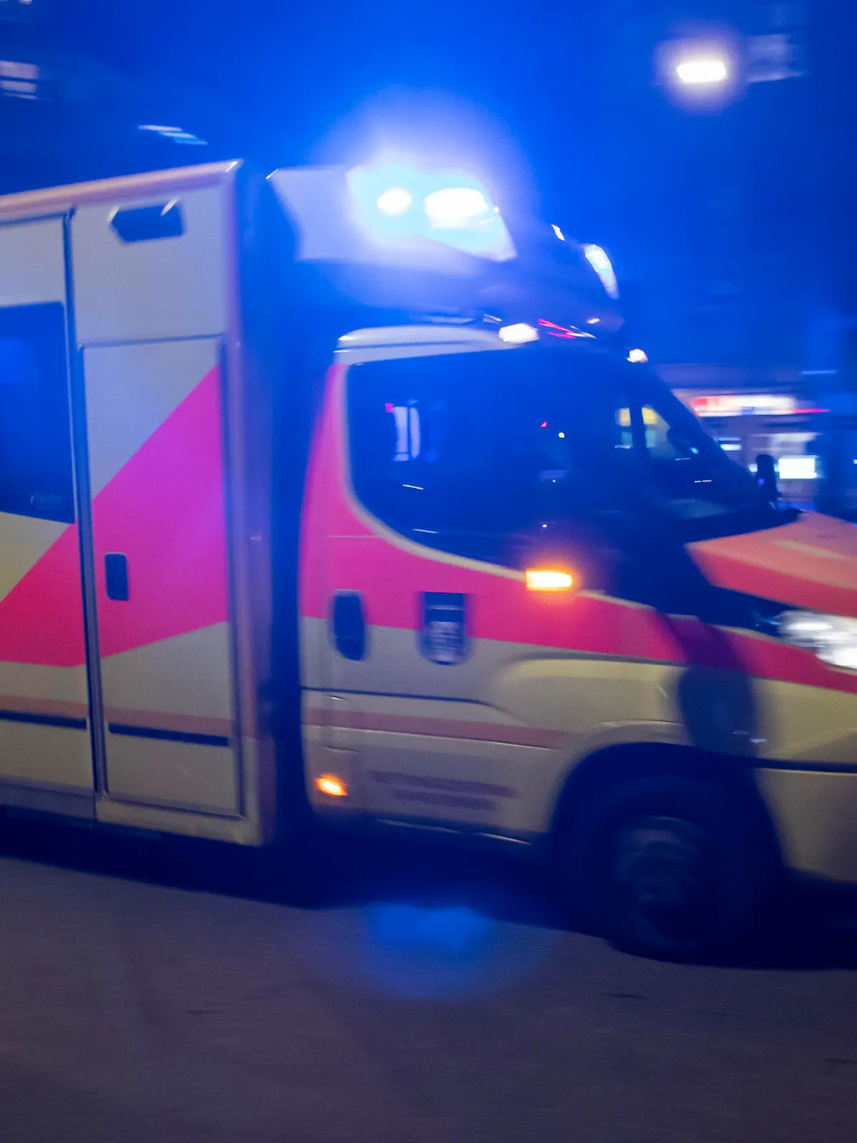 30.12.2022, Berlin: Ein Rettungswagen fährt mit Sonderrechten in Richtung der Pallasstraße. Wenige Stunden vor dem Jahreswechsel schossen Personen dort zahlreiche Raketen in den Nachthimmel. An Silvester ist der Bereich rund um der Pallasstraße als Böller-Verbotszone geplant. Das Verbot gilt vom Silvesterabend um 18.00 Uhr bis zum Neujahrsmorgen um 6.00 Uhr, wie die Polizei am Donnerstag mitteilte. Foto: Paul Zinken/dpa +++ dpa-Bildfunk +++