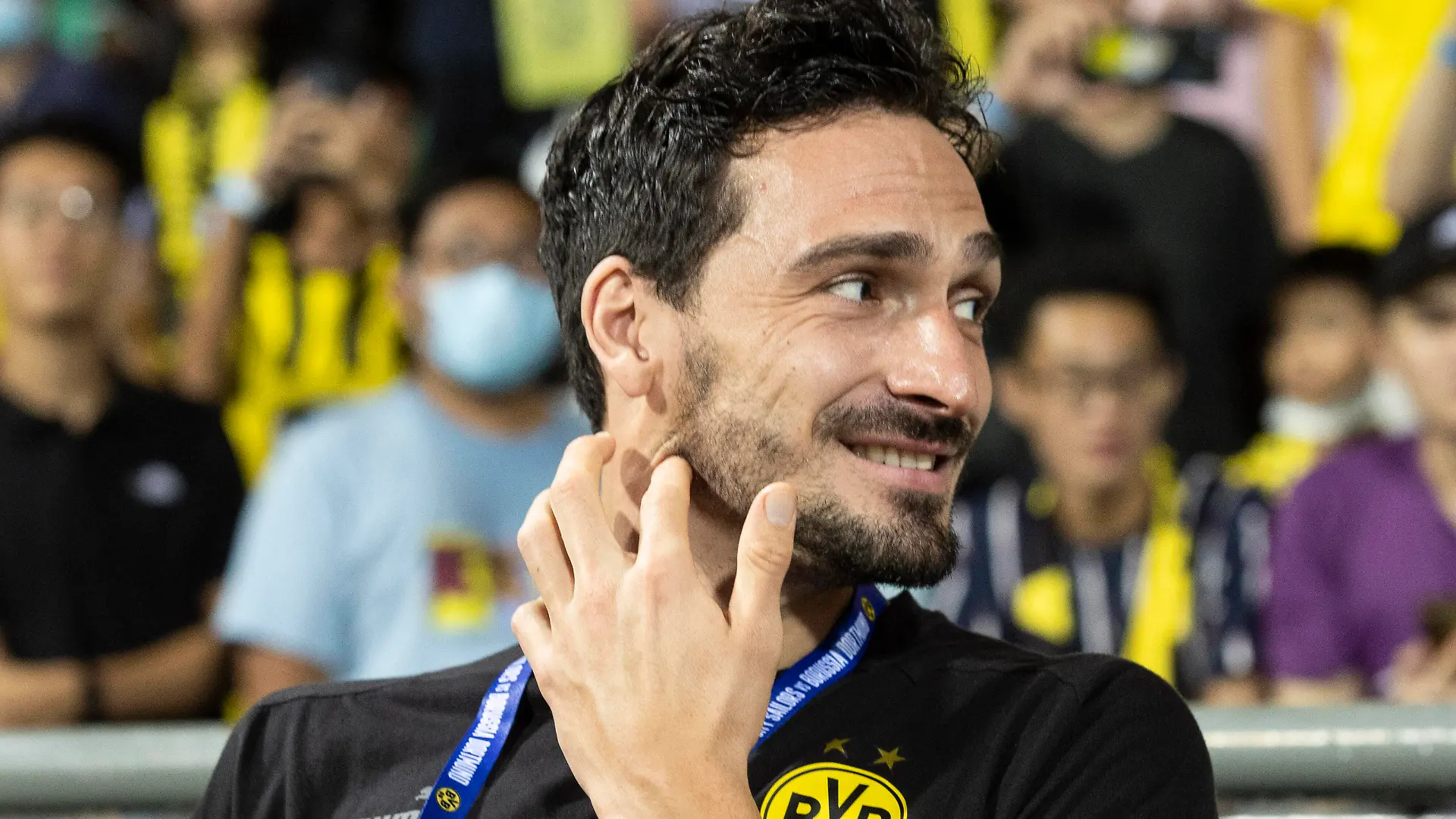 Fußball: Testspiel: Lion City Sailors - Borussia Dortmund am 24.11.2022 in Singapur Singapur. Dortmunds Mats Hummels fasst sich an den Hals *** Soccer test match Lion City Sailors Borussia Dortmund on 24 11 2022 in Singapore Singapore Dortmunds Mats Hummels grabs his neck Copyright: xKirchner/MarcoxSteinbrennerx 