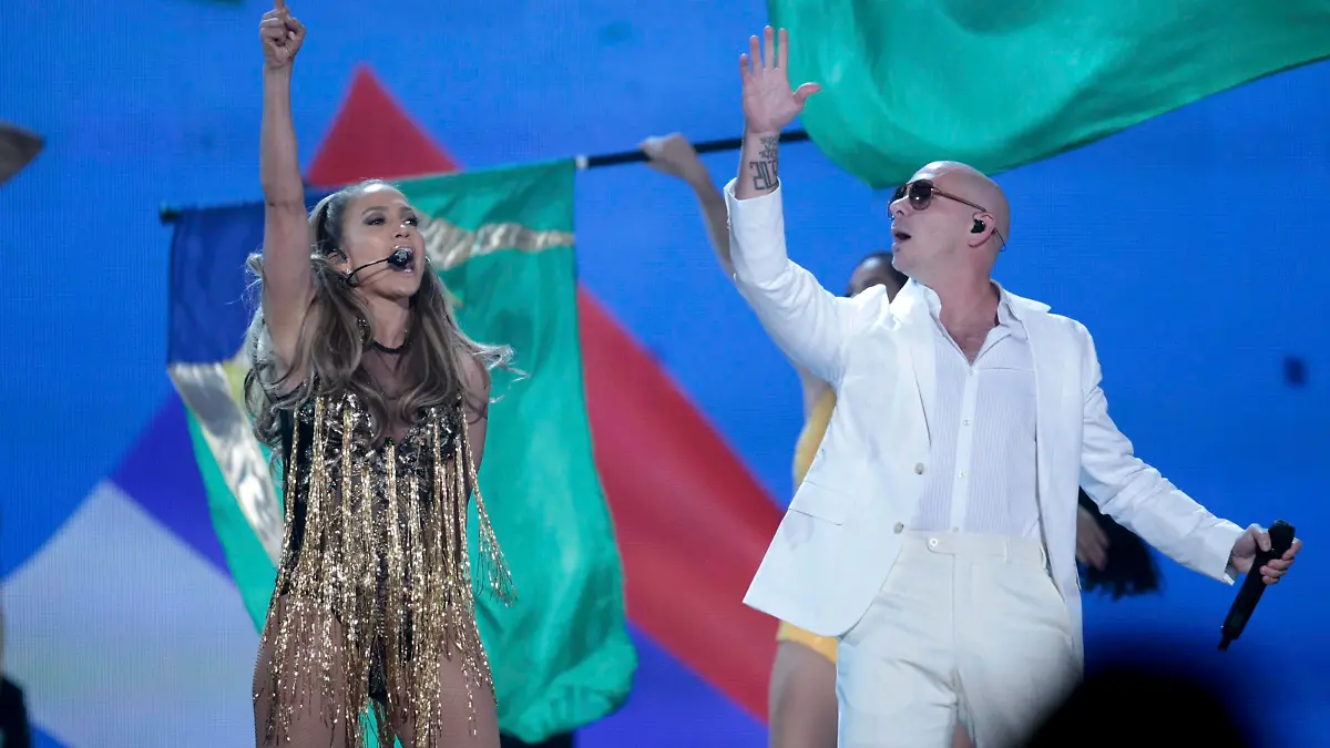Singers Jennifer Lopez and Pitbull perform at the 2014 Billboard Music Awards in Las Vegas, Nevada May 18, 2014. REUTERS/Steve Marcus (UNITED STATES - Tags: ENTERTAINMENT) (BILLBOARDAWARDS-SHOW)