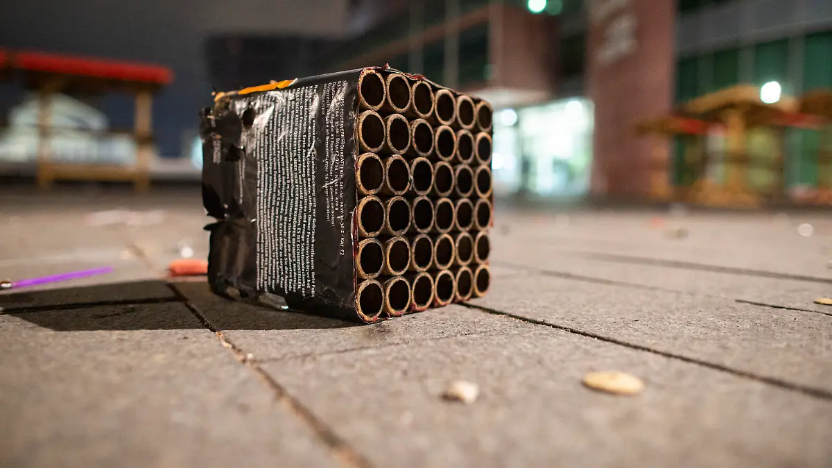 01.01.2023, Nordrhein-Westfalen, Duisburg: Ausgebrannte Böller und Raketen liegen in der Duisburger Innenstadt auf der Strasse. Foto: Thomas Banneyer/dpa +++ dpa-Bildfunk +++