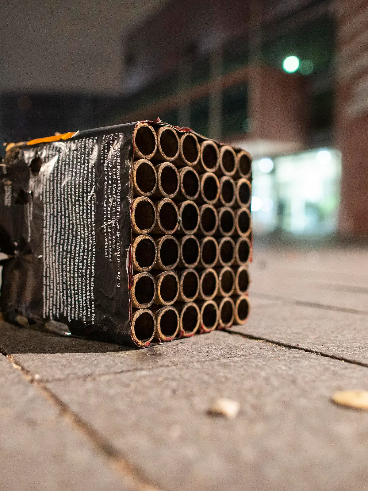 01.01.2023, Nordrhein-Westfalen, Duisburg: Ausgebrannte Böller und Raketen liegen in der Duisburger Innenstadt auf der Strasse. Foto: Thomas Banneyer/dpa +++ dpa-Bildfunk +++