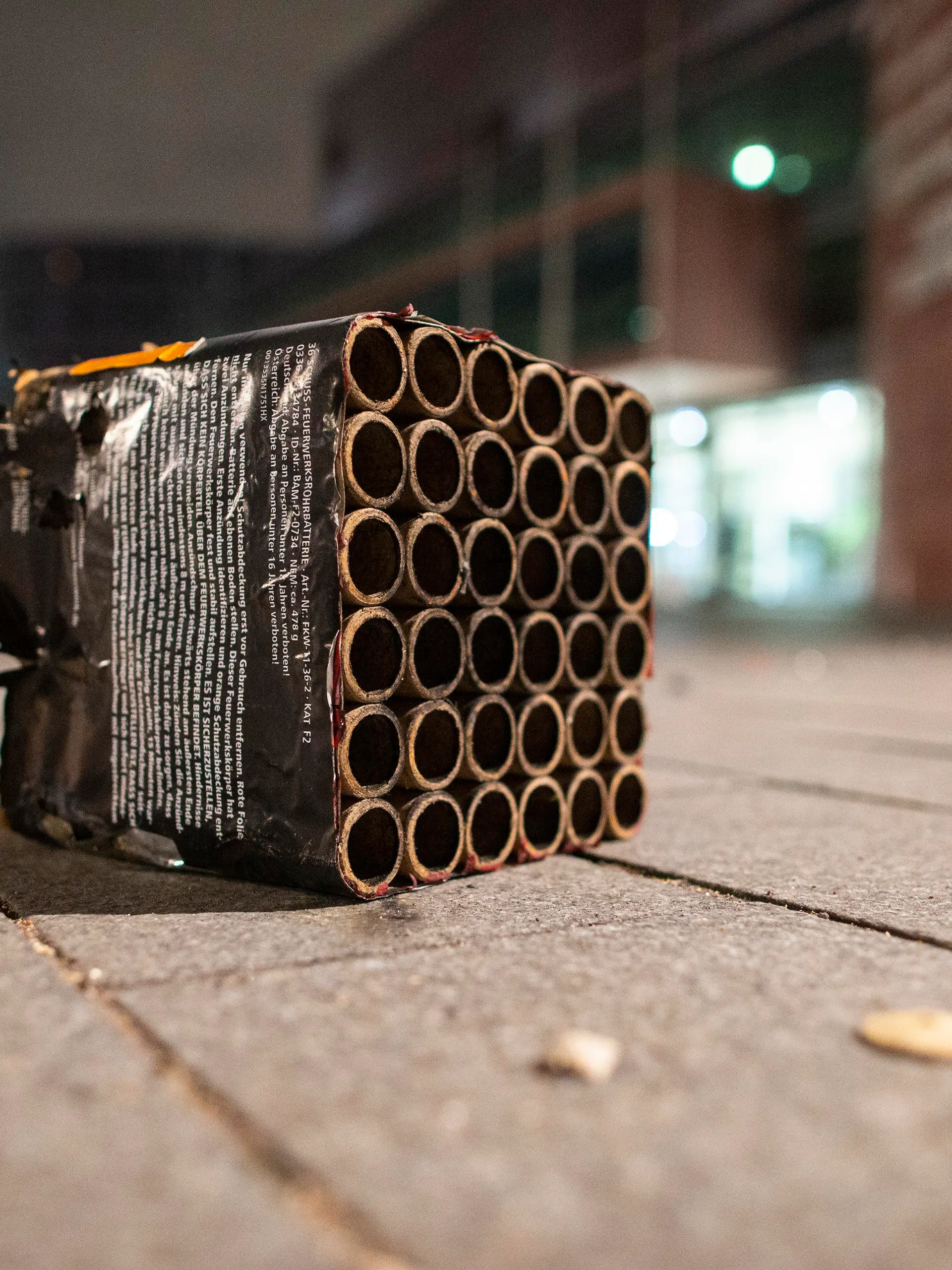 01.01.2023, Nordrhein-Westfalen, Duisburg: Ausgebrannte Böller und Raketen liegen in der Duisburger Innenstadt auf der Strasse. Foto: Thomas Banneyer/dpa +++ dpa-Bildfunk +++