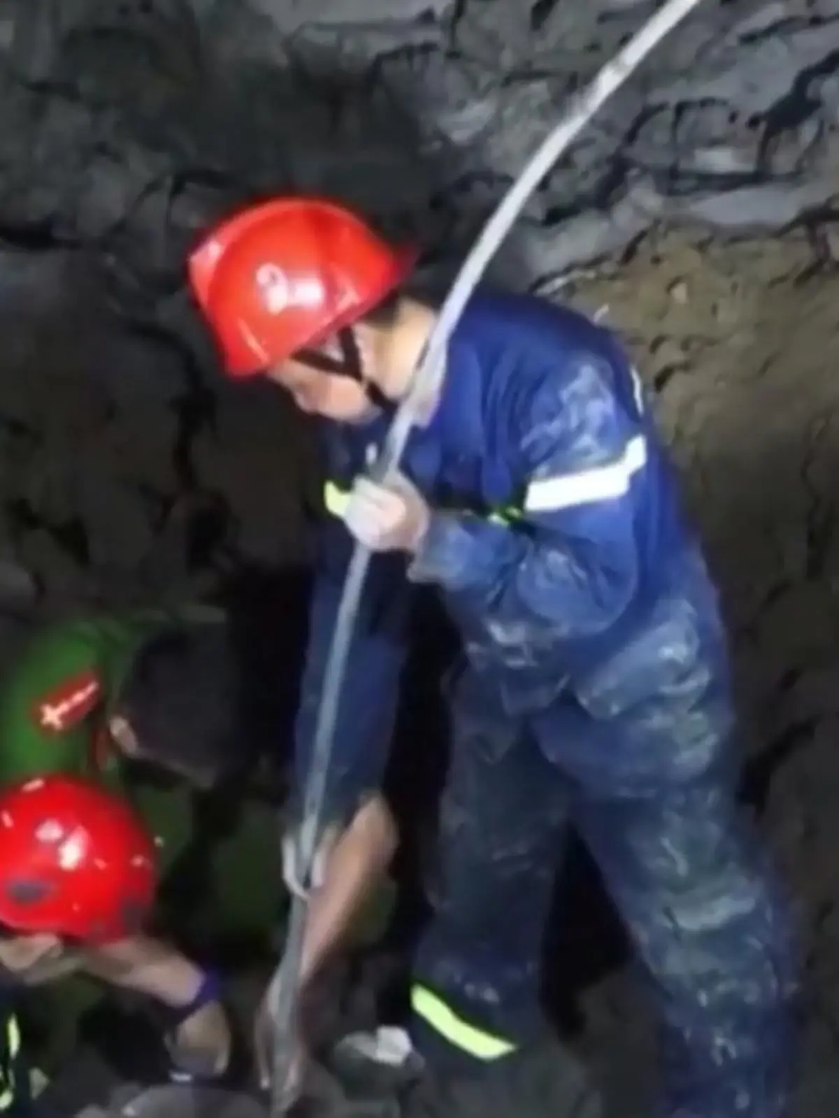 Hunderte Einsatzkräfte sind an den Rettungsarbeiten beteiligt.