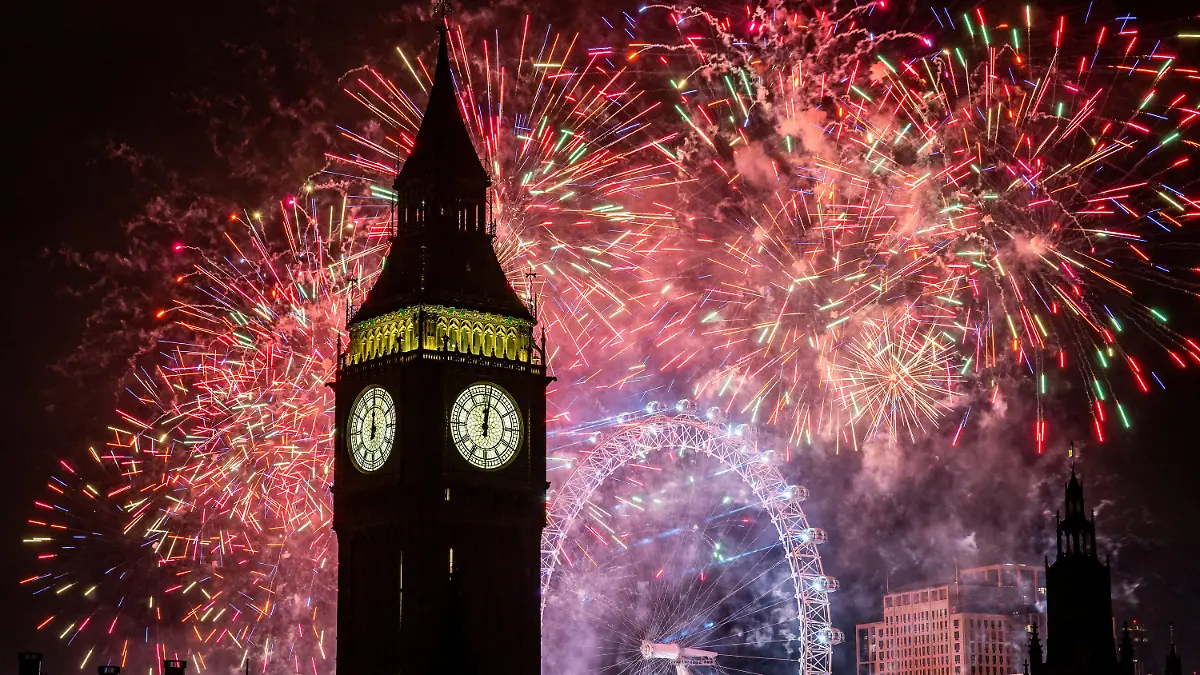 01.01.2023, Großbritannien, London: Feuerwerkskörper erhellen den Himmel über dem London Eye und dem Elizabeth Tower (Big Ben) im Zentrum Londons während der Neujahrsfeiern. Foto: Aaron Chown/PA Wire/dpa +++ dpa-Bildfunk +++