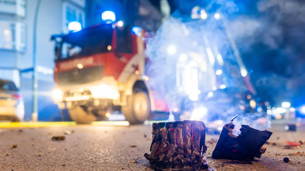  01.01.2023,Berlin,GER, - Dachstuhlbrand in der Silvesternacht in Berlin Neukölln. Die Berliner Feuerwehr war mit ca. 80 Einsatzkräften vor Ort.. *** 01 01 2023,Berlin,GER, Roof truss fire on New Years Eve in Berlin Neukölln The Berlin fire department was on the scene with about 80 emergency personnel
