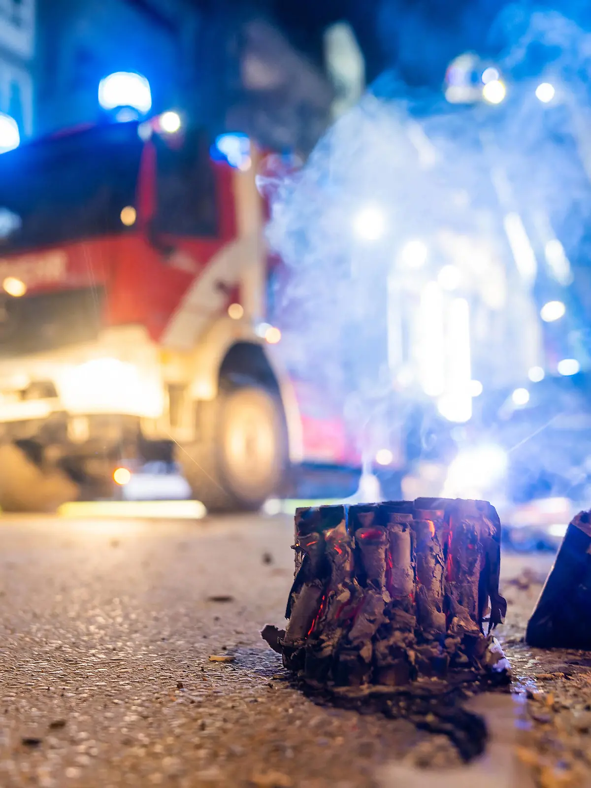  01.01.2023,Berlin,GER, - Dachstuhlbrand in der Silvesternacht in Berlin Neukölln. Die Berliner Feuerwehr war mit ca. 80 Einsatzkräften vor Ort.. *** 01 01 2023,Berlin,GER, Roof truss fire on New Years Eve in Berlin Neukölln The Berlin fire department was on the scene with about 80 emergency personnel