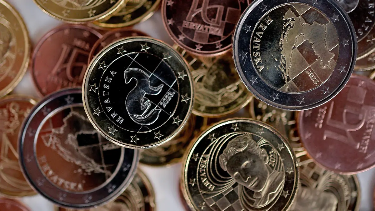 Rijeka, 111222.
From January 1, 2023, the Republic of Croatia will become the 20th member state of the European Union in which the euro will become the official currency. The euro is one of the symbols of European integration, and each eurozone member country has the option of placing a motif on the national side of the euro coin. On the Croatian euro coins, the motifs are: the geographical map of Croatia, a marten, Nikola Tesla and Glagolitic script with a checkerboard in the background of all motifs.
Pictured: The initial package contains 33 euro coins with the Croatian national side, in all denominations and a value of 13.28 euros, and for one initial package of euro coins, the amount of HRK 100.00 is paid.
Photo: Damir Skomrlj / CROPIX
//HMCROPIX_sipa.22224/Credit:CROPIX/SIPA/2212311343/Credit:CROPIX/SIPA/2212311345