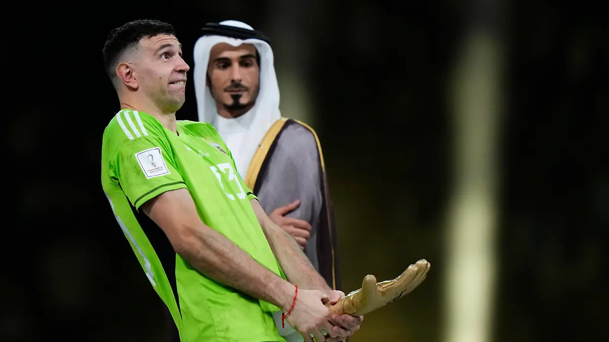Sport Bilder des Tages Argentina v France: Final - FIFA World Cup, WM, Weltmeisterschaft, Fussball Qatar 2022 Emiliano Martinez goalkeeper of Argentina and Aston Villa whit his trophy of Best Goalkeeper after the FIFA World Cup Qatar 2022 Final match between Argentina and France at Lusail Stadium on December 18, 2022 in Lusail City, Qatar. Lusail City Qatar PUBLICATIONxNOTxINxFRA Copyright: xJosexBretonx originalFilename:breton-argentin221218_npr4D.jpg