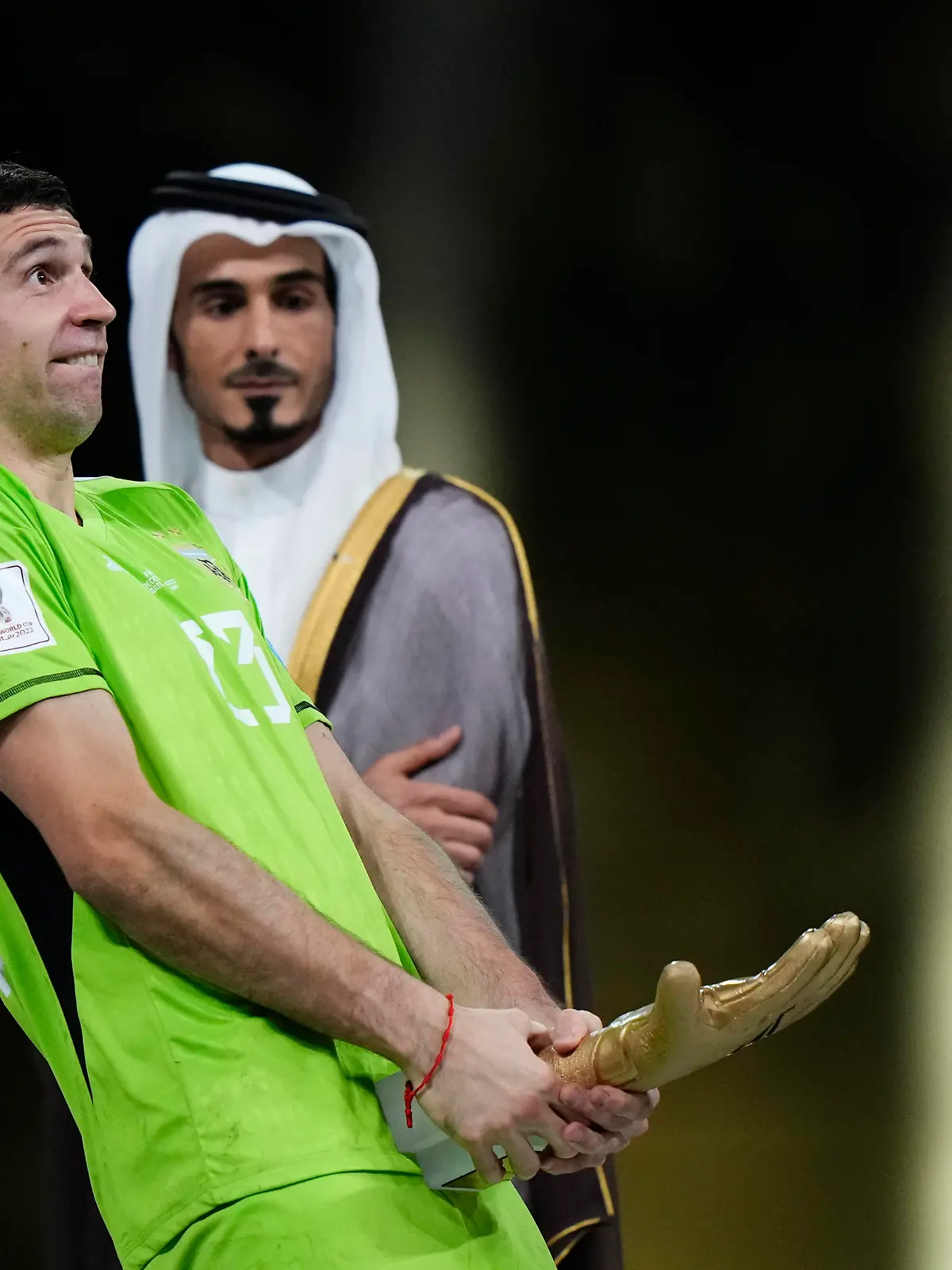 Sport Bilder des Tages Argentina v France: Final - FIFA World Cup, WM, Weltmeisterschaft, Fussball Qatar 2022 Emiliano Martinez goalkeeper of Argentina and Aston Villa whit his trophy of Best Goalkeeper after the FIFA World Cup Qatar 2022 Final match between Argentina and France at Lusail Stadium on December 18, 2022 in Lusail City, Qatar. Lusail City Qatar PUBLICATIONxNOTxINxFRA Copyright: xJosexBretonx originalFilename:breton-argentin221218_npr4D.jpg