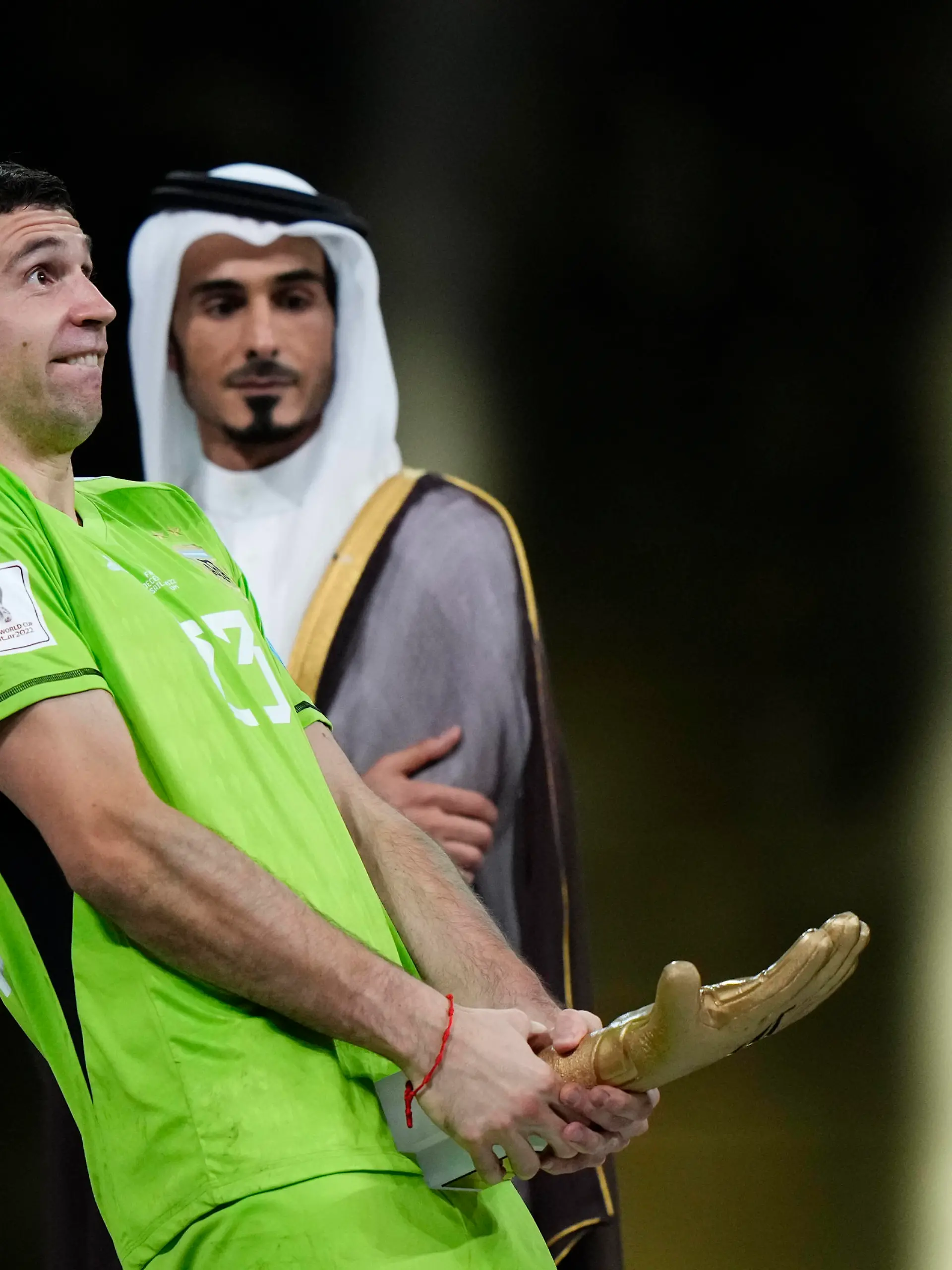 Sport Bilder des Tages Argentina v France: Final - FIFA World Cup, WM, Weltmeisterschaft, Fussball Qatar 2022 Emiliano Martinez goalkeeper of Argentina and Aston Villa whit his trophy of Best Goalkeeper after the FIFA World Cup Qatar 2022 Final match between Argentina and France at Lusail Stadium on December 18, 2022 in Lusail City, Qatar. Lusail City Qatar PUBLICATIONxNOTxINxFRA Copyright: xJosexBretonx originalFilename:breton-argentin221218_npr4D.jpg