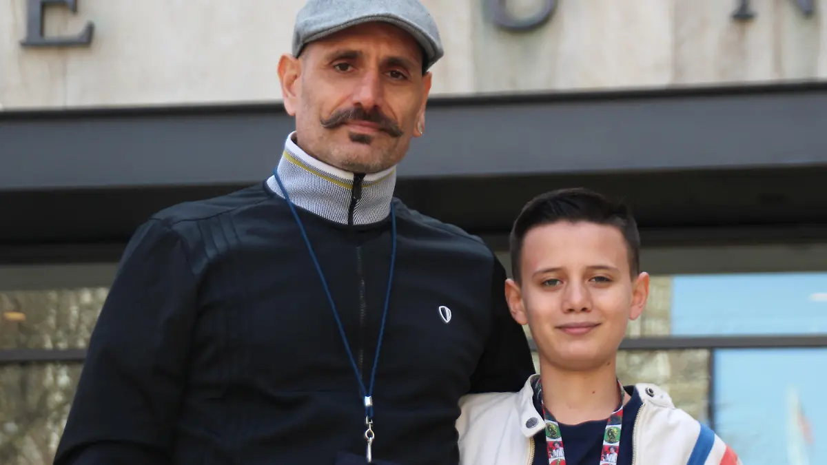 23.03.2021, USA, New York: Bardia Gharib (l) und sein Sohn Shahab Gharib stehen vor dem Eingang der Pace University. Der 13-Jährige, der im baden-württembergischen Bruchsal geboren ist und mit seinen Eltern als Kleinkind nach Florida umzog, studiert seit diesem Frühjahr an der renommierten New Yorker Pace University - als einer der jüngsten Studenten in der Geschichte der Bildungseinrichtung. (zu dpa-Korr "«Lauselümmel» als Student: Deutscher mit 13 Jahren an New Yorker Uni") Foto: Christina Horsten/dpa +++ dpa-Bildfunk +++