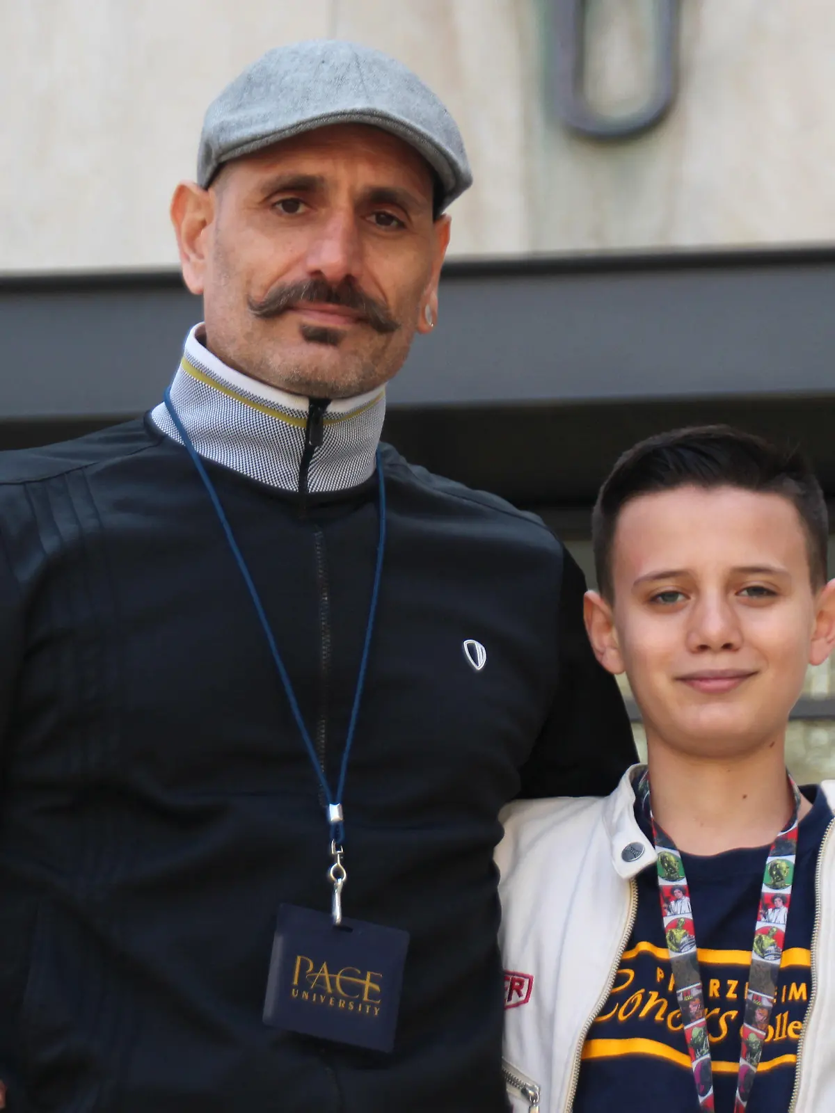 23.03.2021, USA, New York: Bardia Gharib (l) und sein Sohn Shahab Gharib stehen vor dem Eingang der Pace University. Der 13-Jährige, der im baden-württembergischen Bruchsal geboren ist und mit seinen Eltern als Kleinkind nach Florida umzog, studiert seit diesem Frühjahr an der renommierten New Yorker Pace University - als einer der jüngsten Studenten in der Geschichte der Bildungseinrichtung. (zu dpa-Korr "«Lauselümmel» als Student: Deutscher mit 13 Jahren an New Yorker Uni") Foto: Christina Horsten/dpa +++ dpa-Bildfunk +++