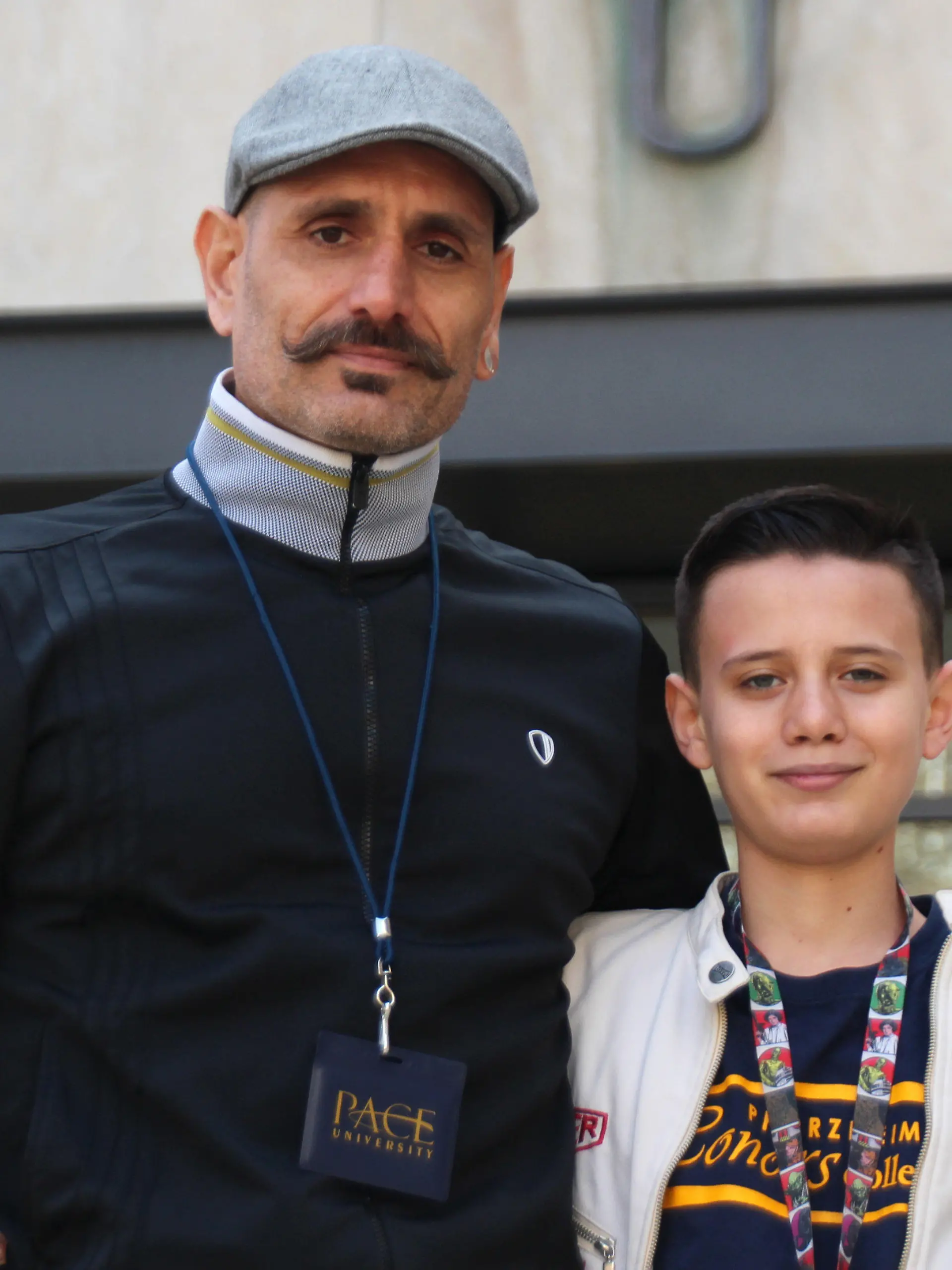 23.03.2021, USA, New York: Bardia Gharib (l) und sein Sohn Shahab Gharib stehen vor dem Eingang der Pace University. Der 13-Jährige, der im baden-württembergischen Bruchsal geboren ist und mit seinen Eltern als Kleinkind nach Florida umzog, studiert seit diesem Frühjahr an der renommierten New Yorker Pace University - als einer der jüngsten Studenten in der Geschichte der Bildungseinrichtung. (zu dpa-Korr "«Lauselümmel» als Student: Deutscher mit 13 Jahren an New Yorker Uni") Foto: Christina Horsten/dpa +++ dpa-Bildfunk +++