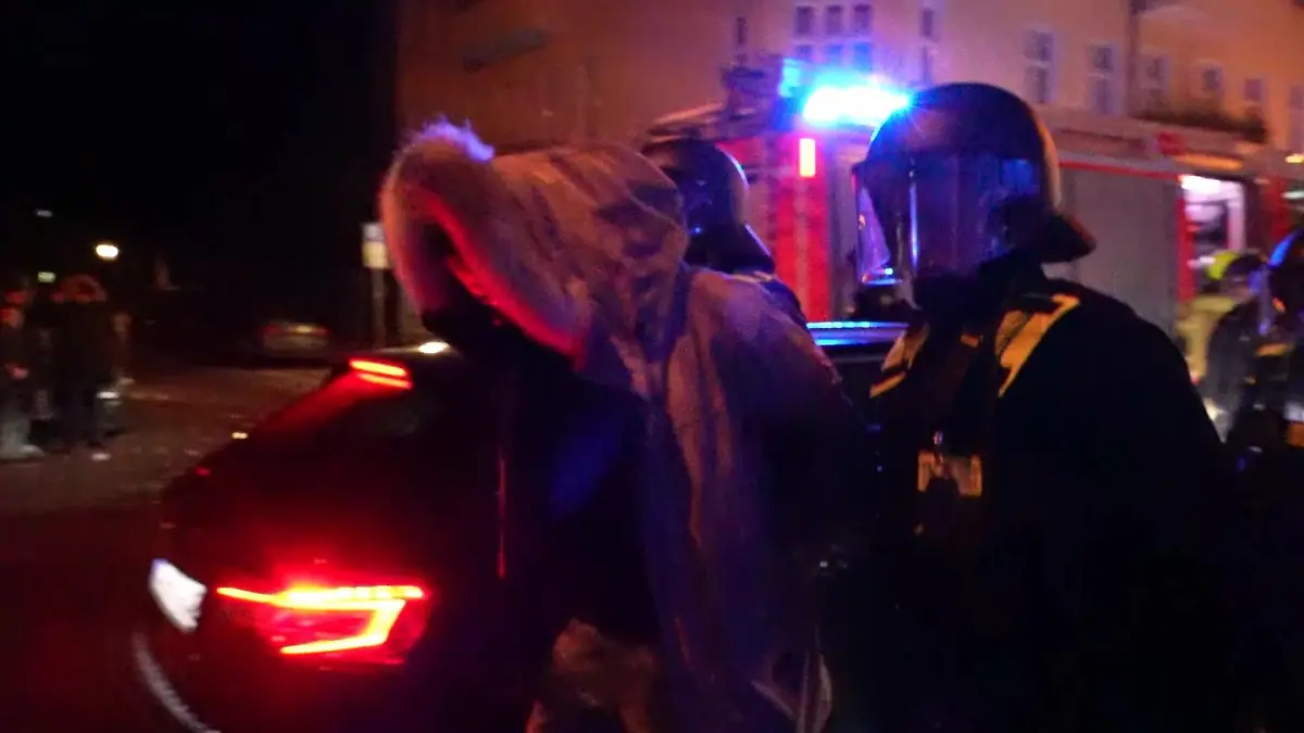 Verdächtiger wird in Berlin von Polizei abgeführt