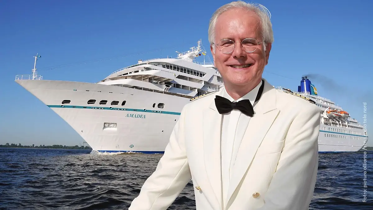 Harald Schmidt spielt im ZDF-Traumschiff den Kreuzfahrtdirektor Oskar Schifferle. Ob der Entertainer künftig noch an Bord der "MS Amadea" darf, hängt von seinem Impfstatus ab.