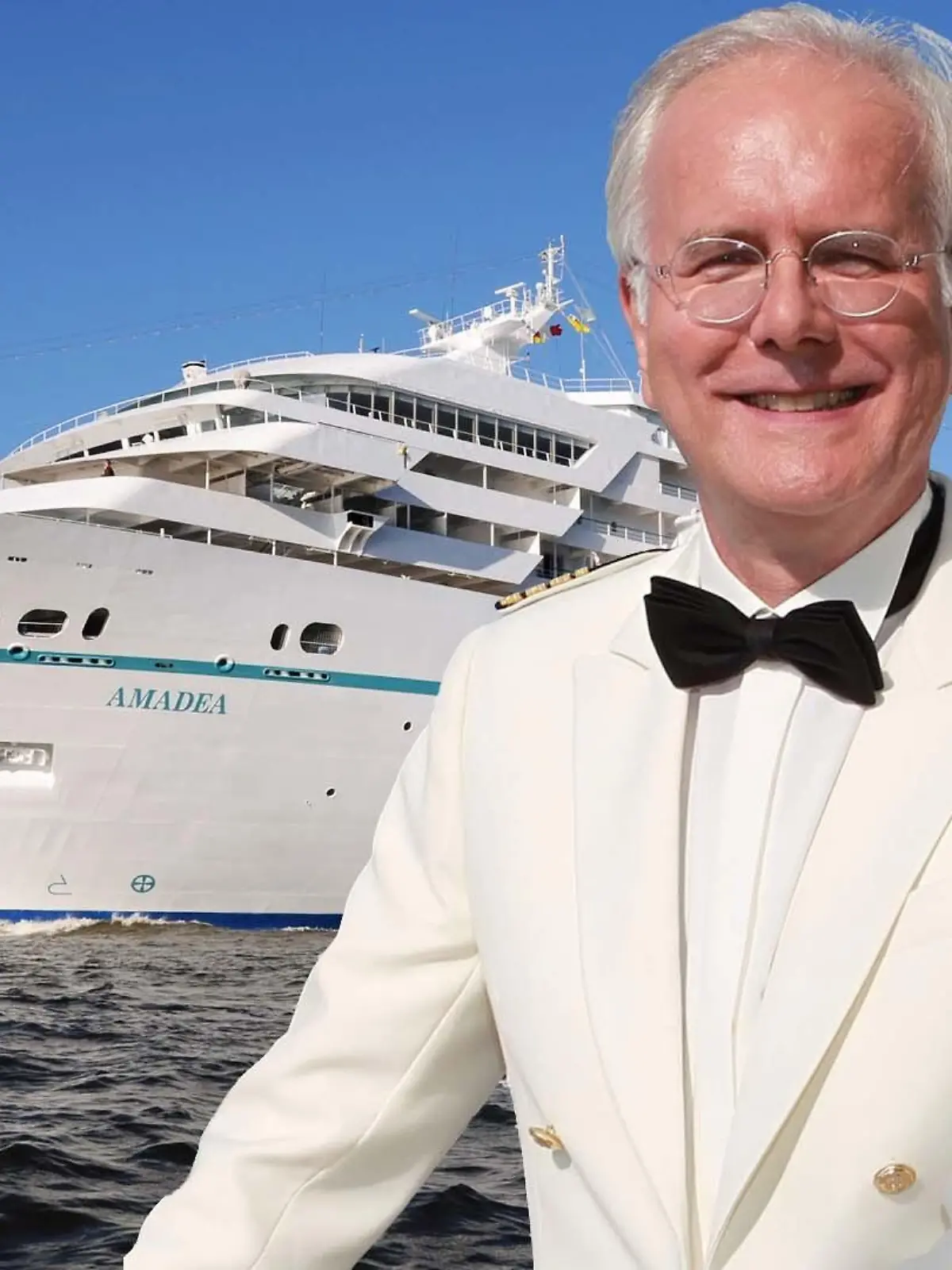 Harald Schmidt spielt im ZDF-Traumschiff den Kreuzfahrtdirektor Oskar Schifferle. Ob der Entertainer künftig noch an Bord der "MS Amadea" darf, hängt von seinem Impfstatus ab.