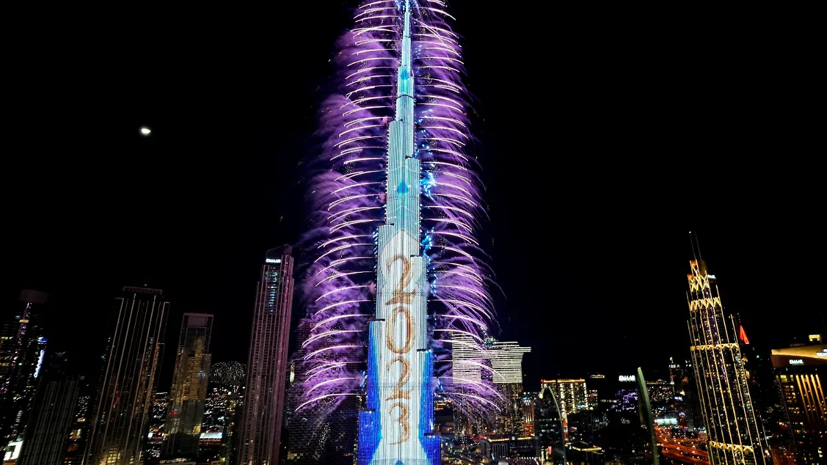 31.12.2022, Vereinigte Arabische Emirate, Dubai: Feuerwerk am Burj Khalifa, dem höchsten Gebäude der Welt. Foto: Kamran Jebreili/AP/dpa +++ dpa-Bildfunk +++