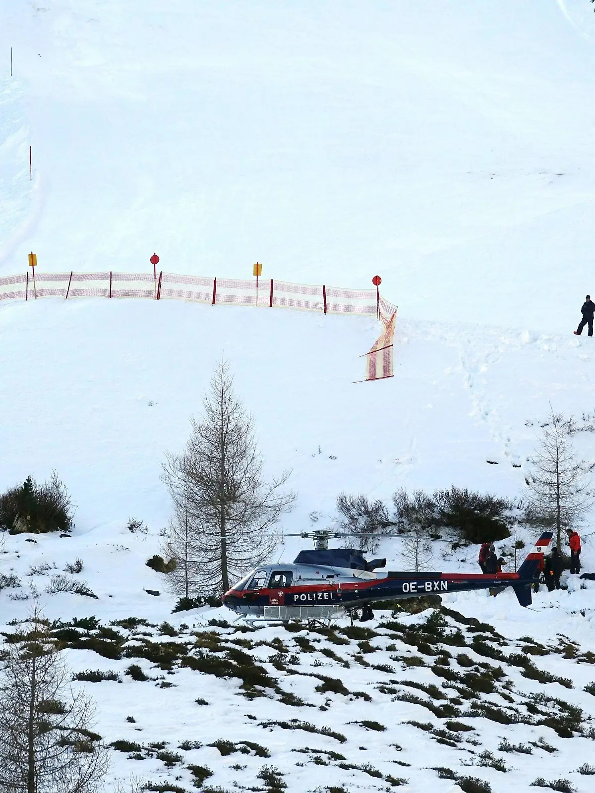 01.01.2023, Österreich, Hintertux: Ein Polizei-Hubschrauber steht an einer Unfallstelle am Hintertuxer Gletscher im Zillertal, wo eine 28-jährige Niederländerin tödlich verunglückte. Foto: Zoom.Tirol/APA/dpa +++ dpa-Bildfunk +++